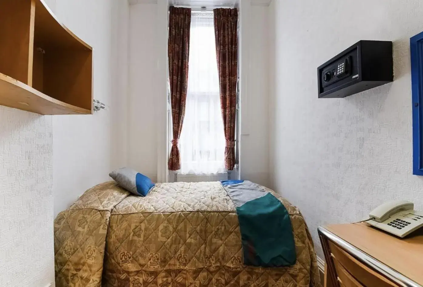 Bedroom, Bed in Boston Court Hotel Bedroom, Bed in Boston Court Hotel