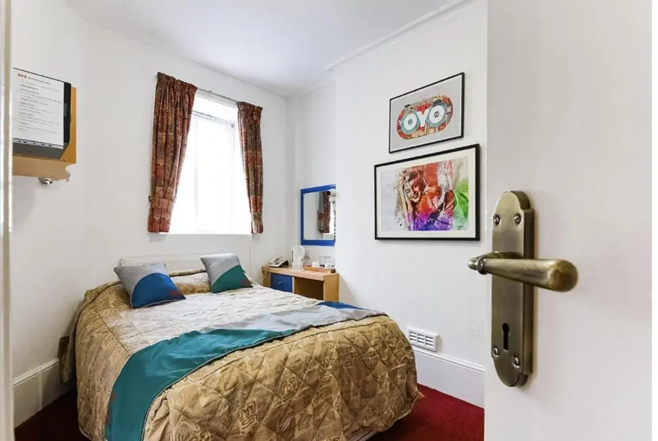 Bedroom, Bed in Boston Court Hotel Bedroom, Bed in Boston Court Hotel