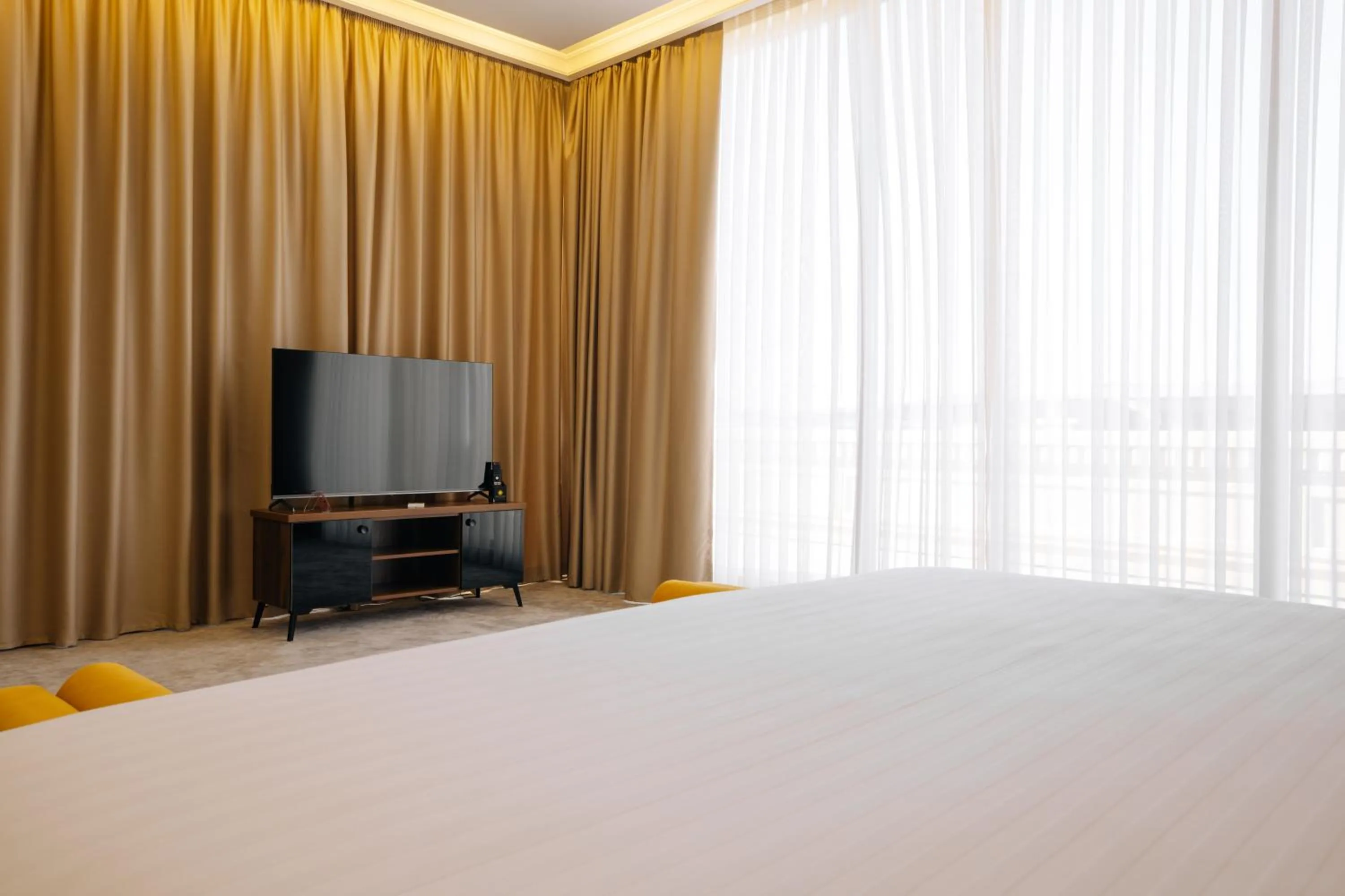 Photo of the whole room, Bed in Kohinur Plaza