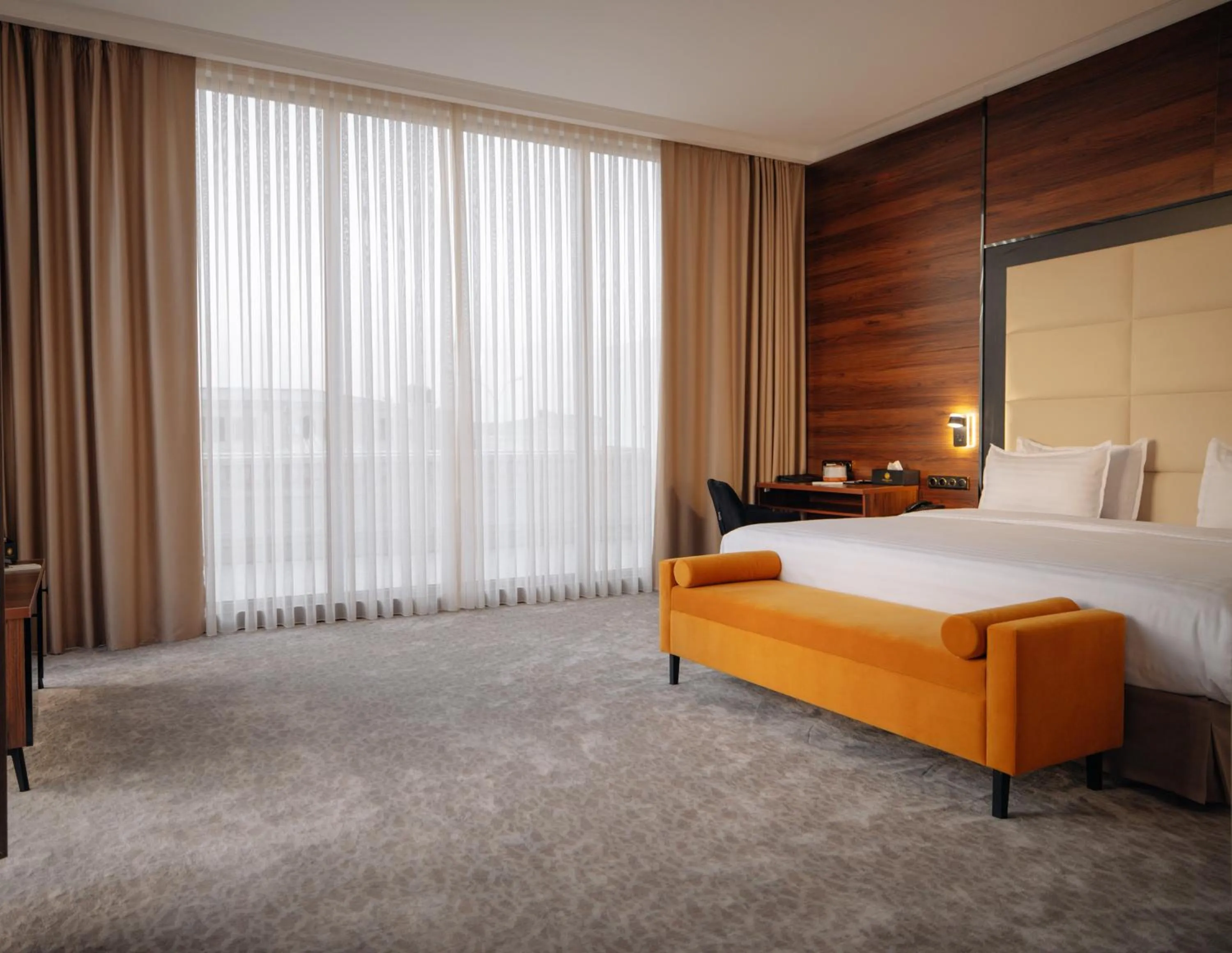 Photo of the whole room, Bed in Kohinur Plaza