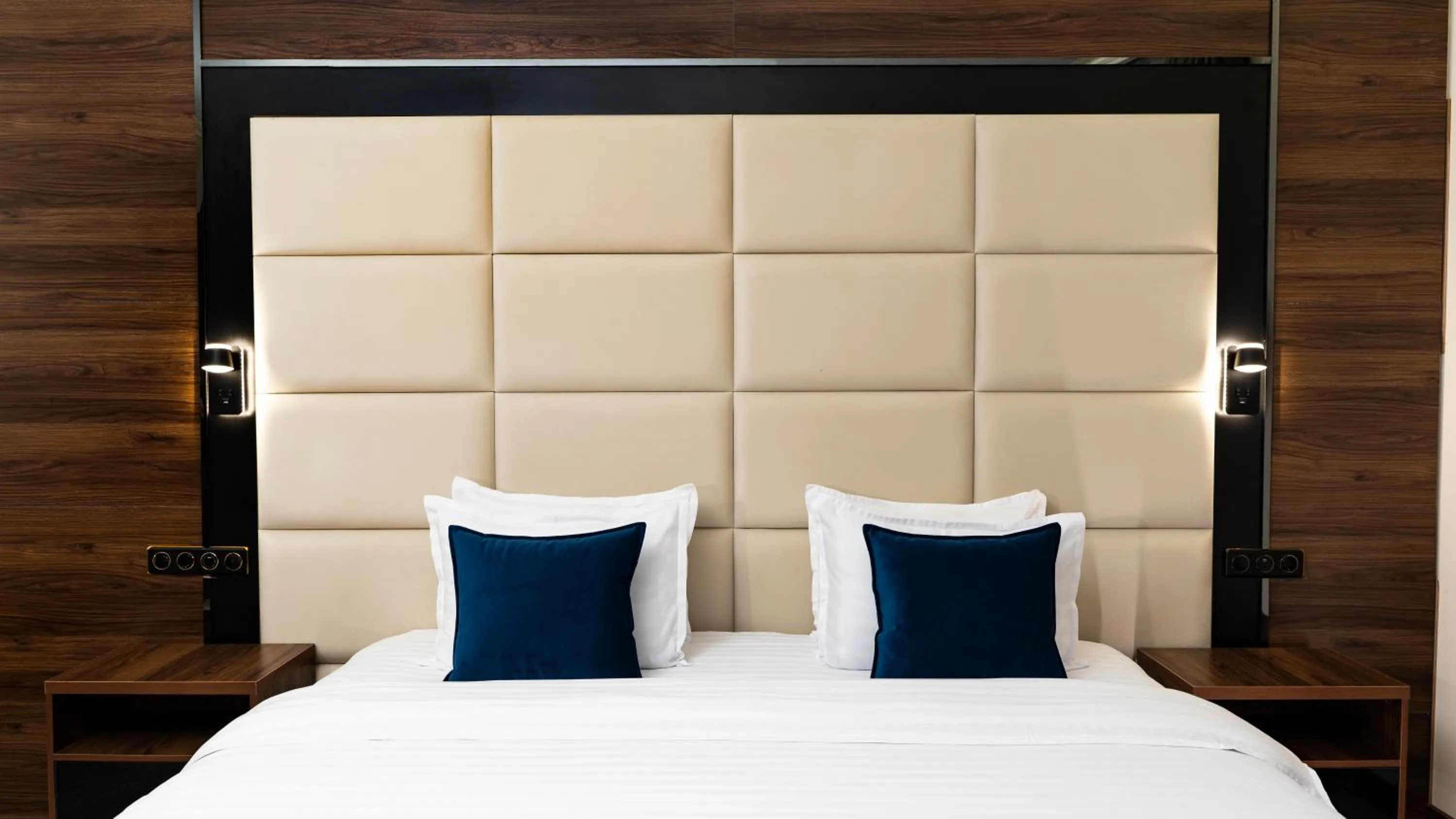 Bed in Kohinur Plaza