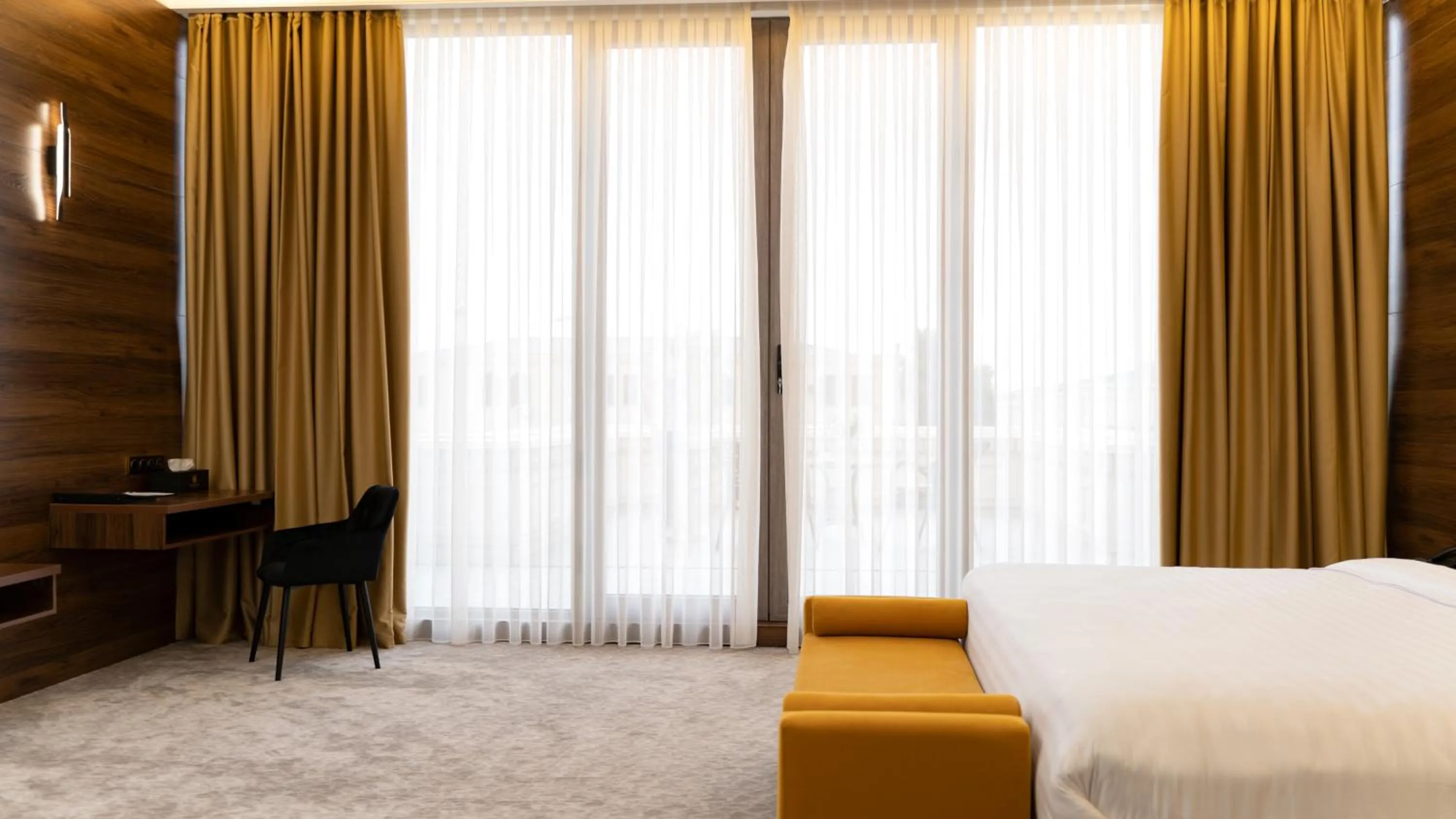 Photo of the whole room, Bed in Kohinur Plaza