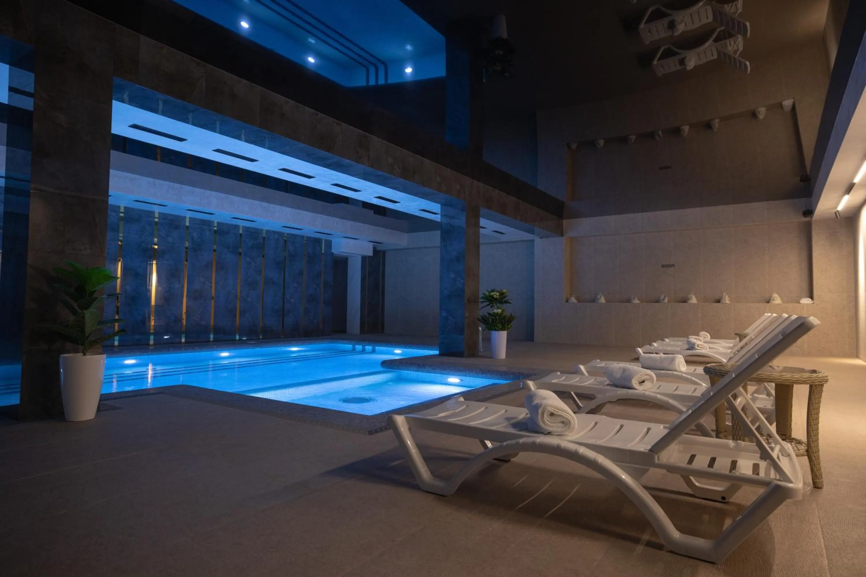 Swimming pool in Kohinur Plaza