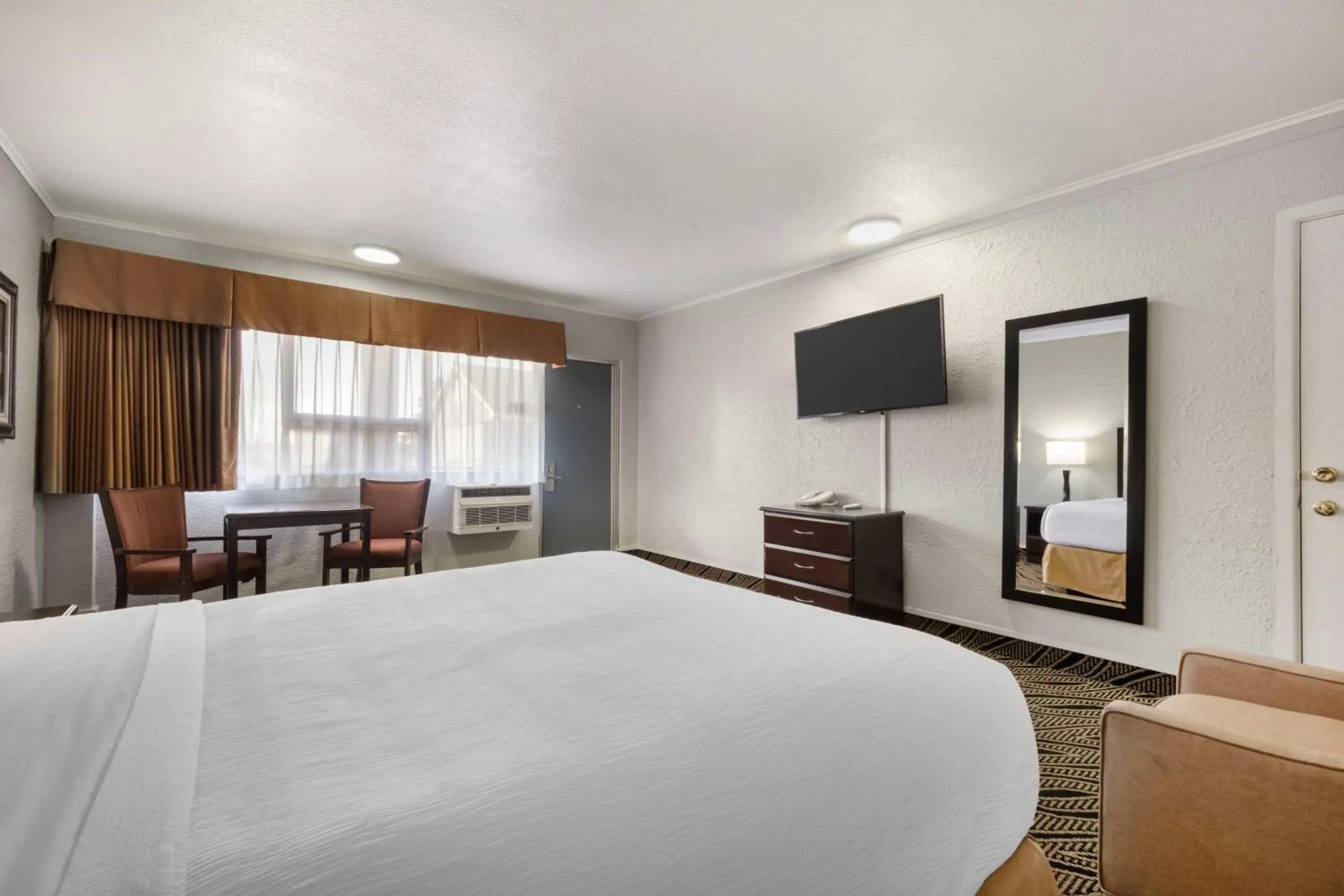 Bedroom, Bed in Best Western Red Carpet Inn