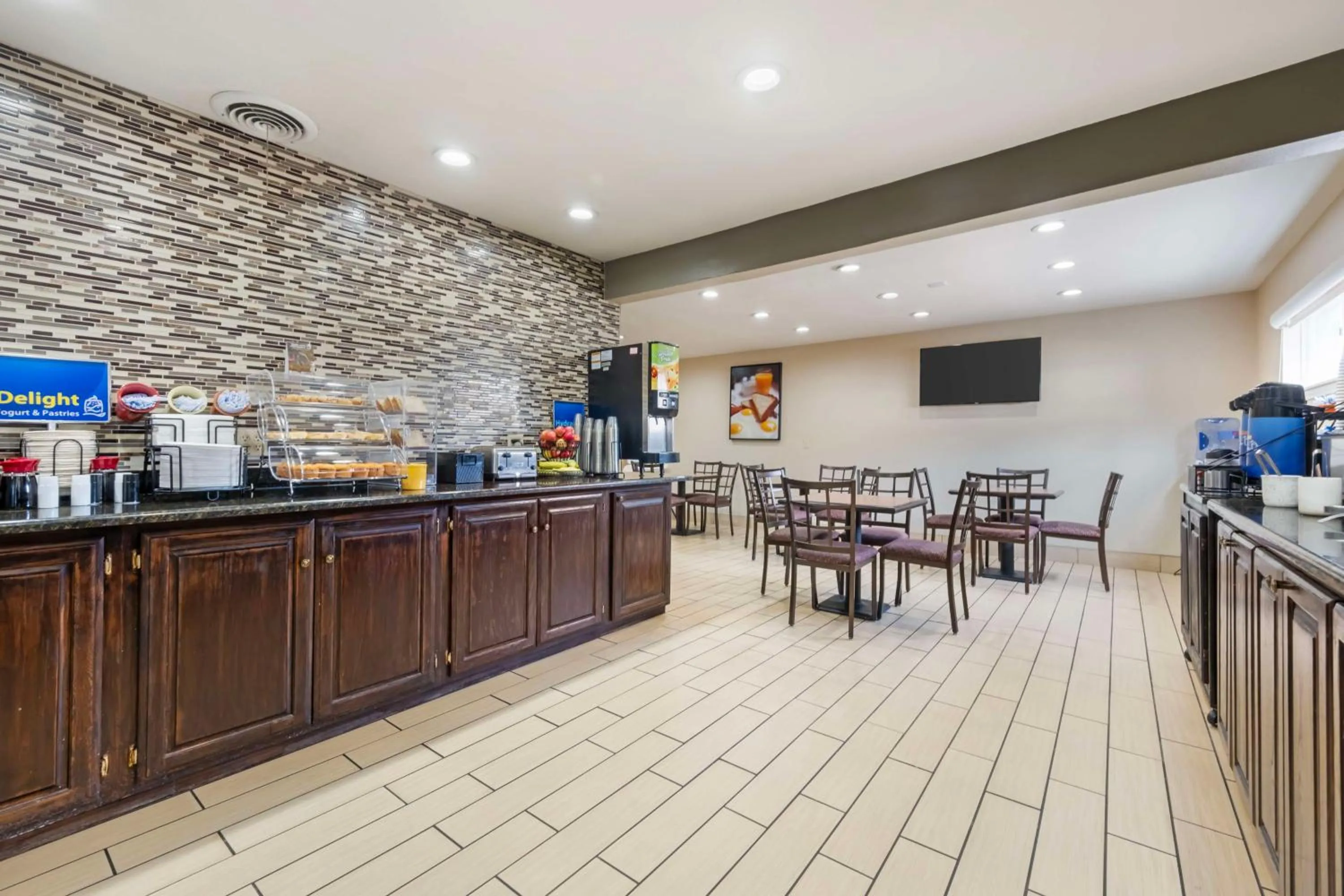 Breakfast in Best Western Red Carpet Inn