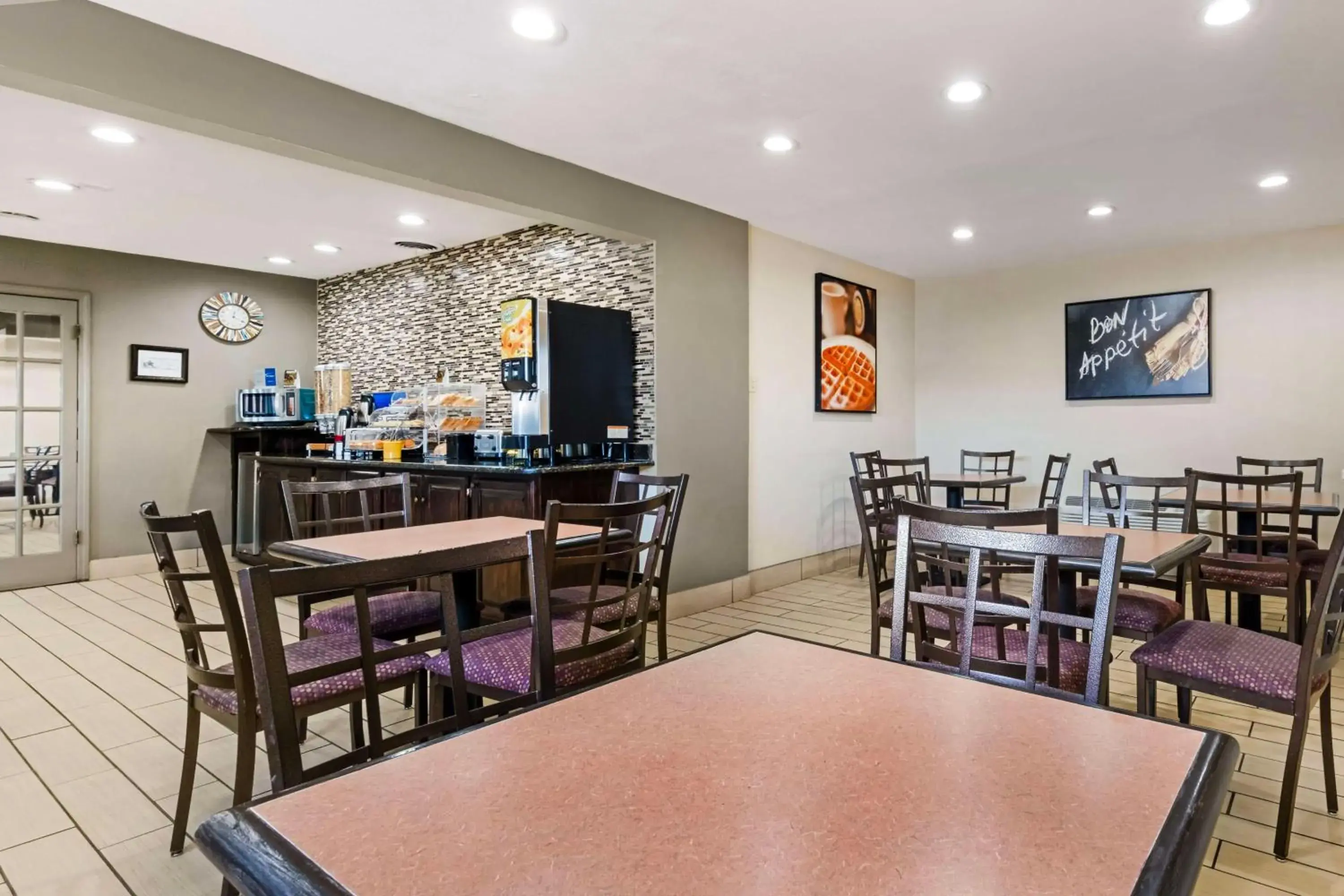 Breakfast in Best Western Red Carpet Inn Breakfast in Best Western Red Carpet Inn