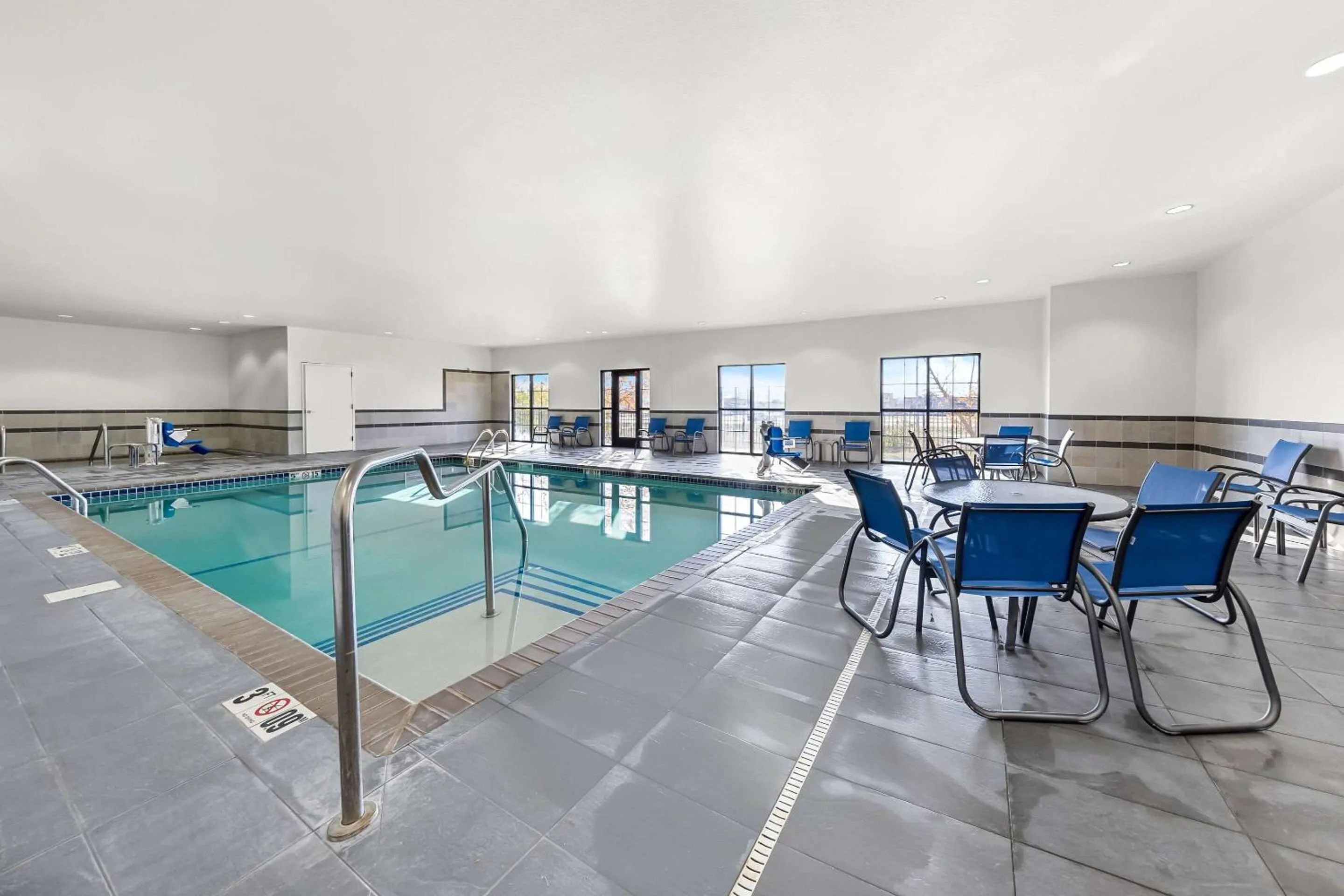 Swimming pool in Comfort Inn & Suites West - Medical Center