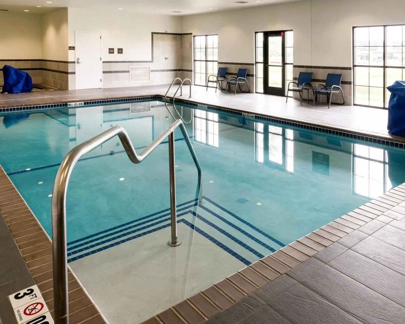 Swimming pool in Comfort Inn & Suites West - Medical Center