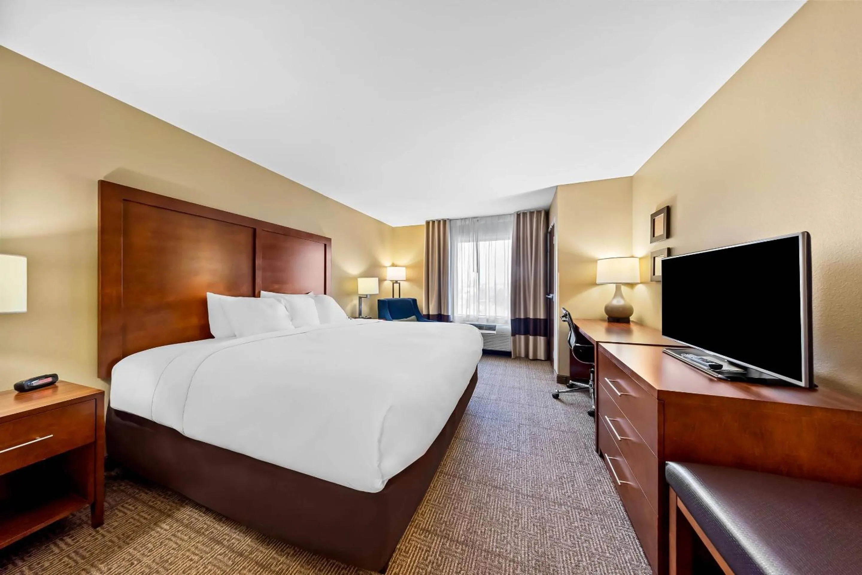 Bedroom, Bed in Comfort Inn & Suites West - Medical Center