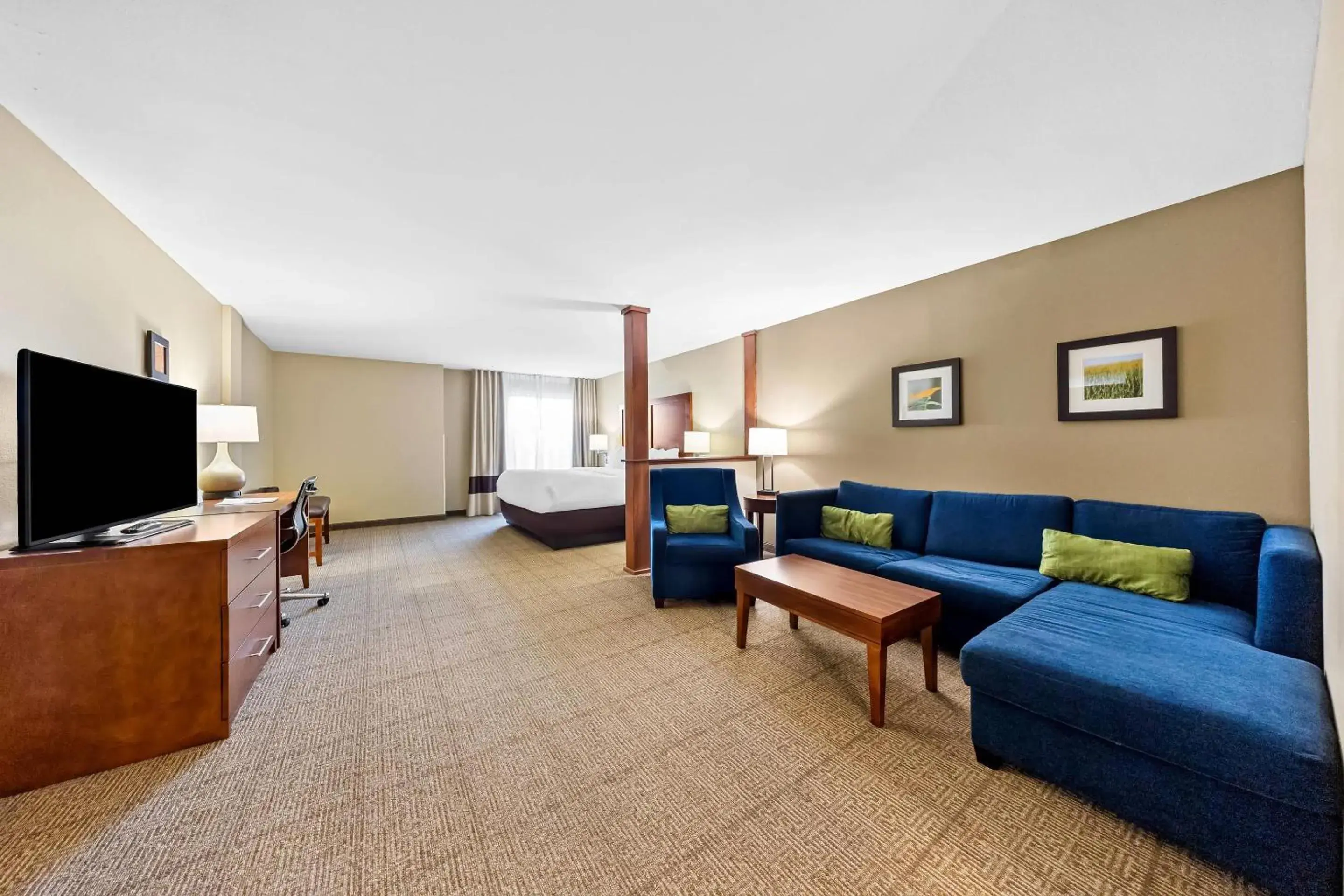 Bedroom in Comfort Inn & Suites West - Medical Center Bedroom in Comfort Inn & Suites West - Medical Center