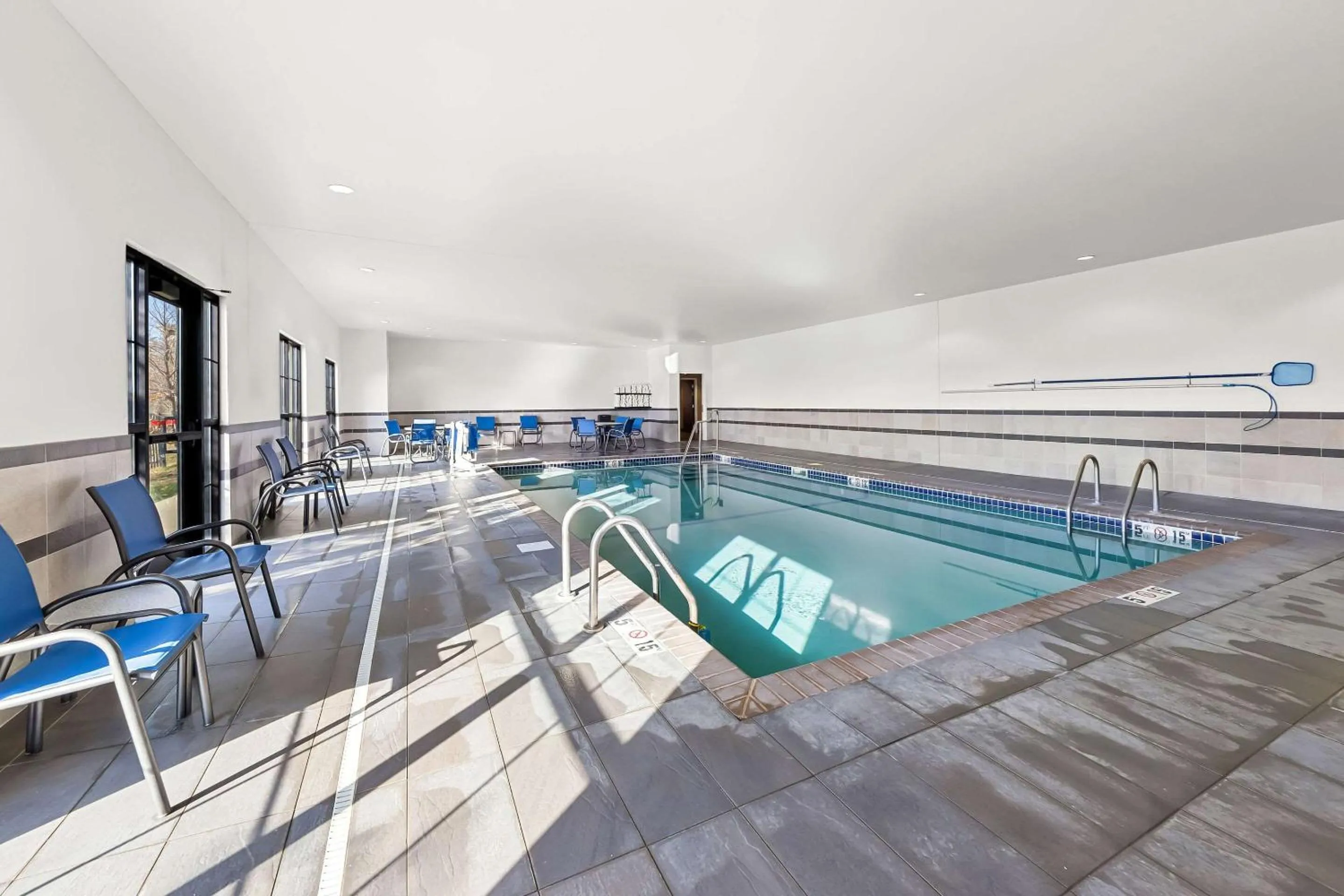 Swimming pool in Comfort Inn & Suites West - Medical Center