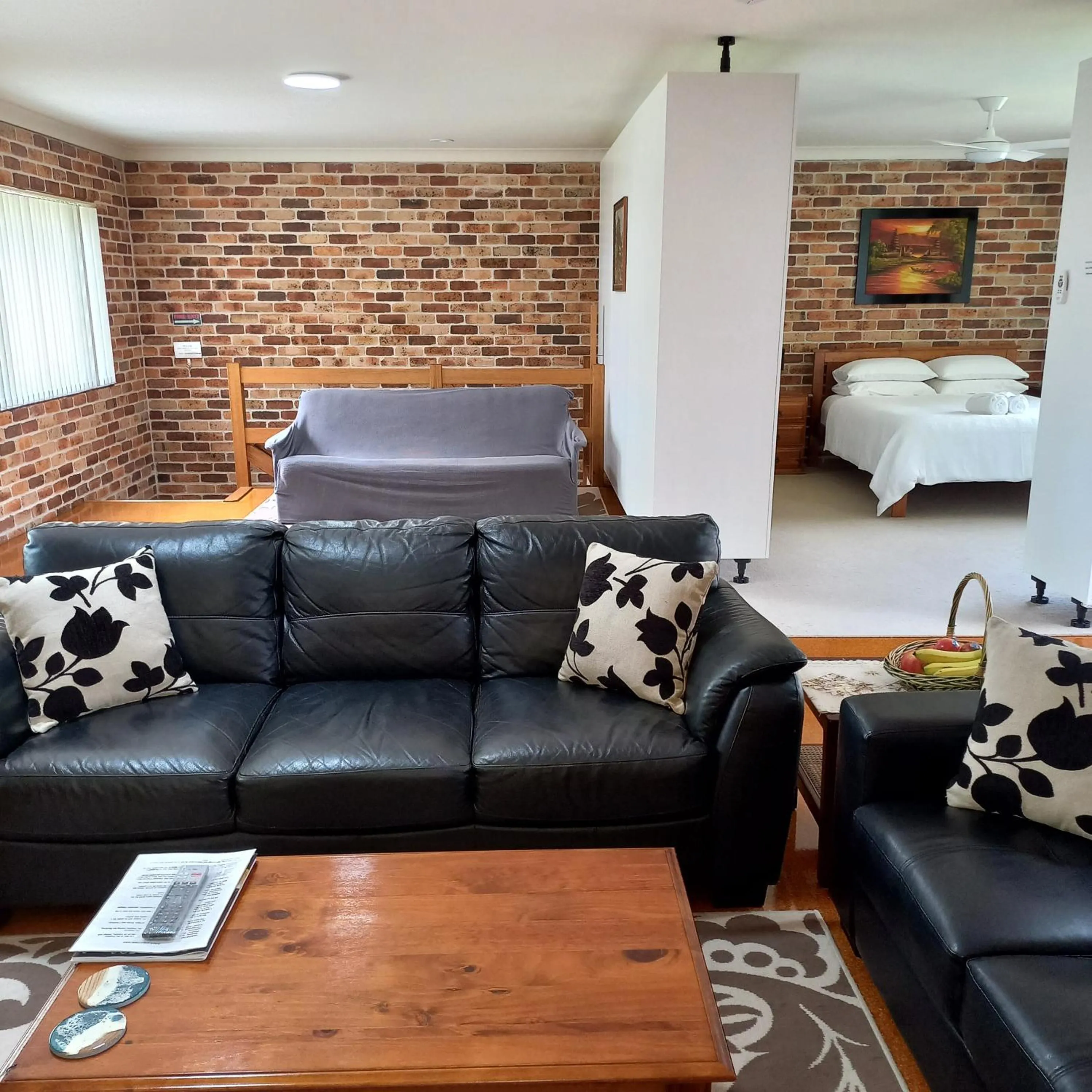 Lounge or bar, Bed in Emerald Tropical Palms B & B