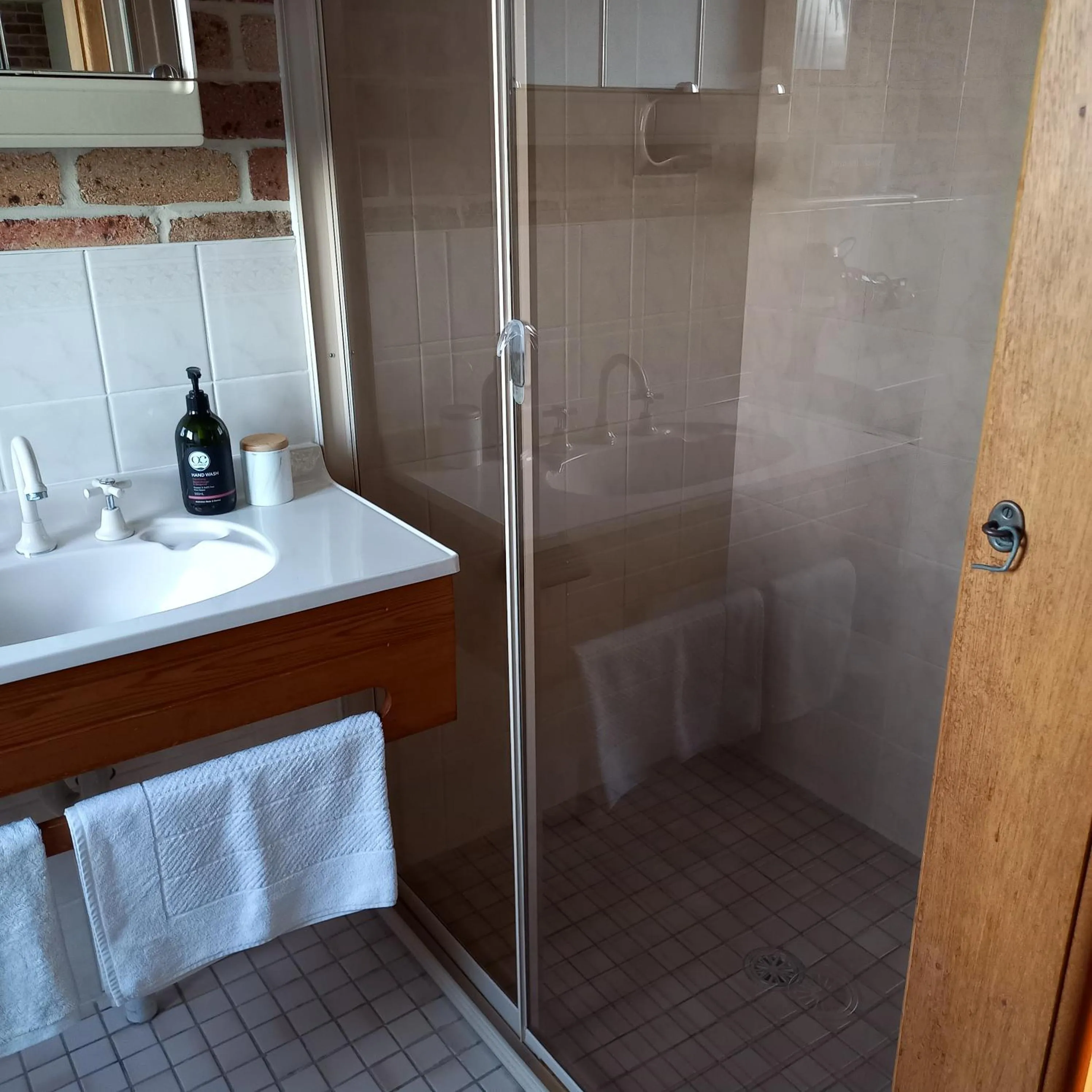 Shower in Emerald Tropical Palms B & B