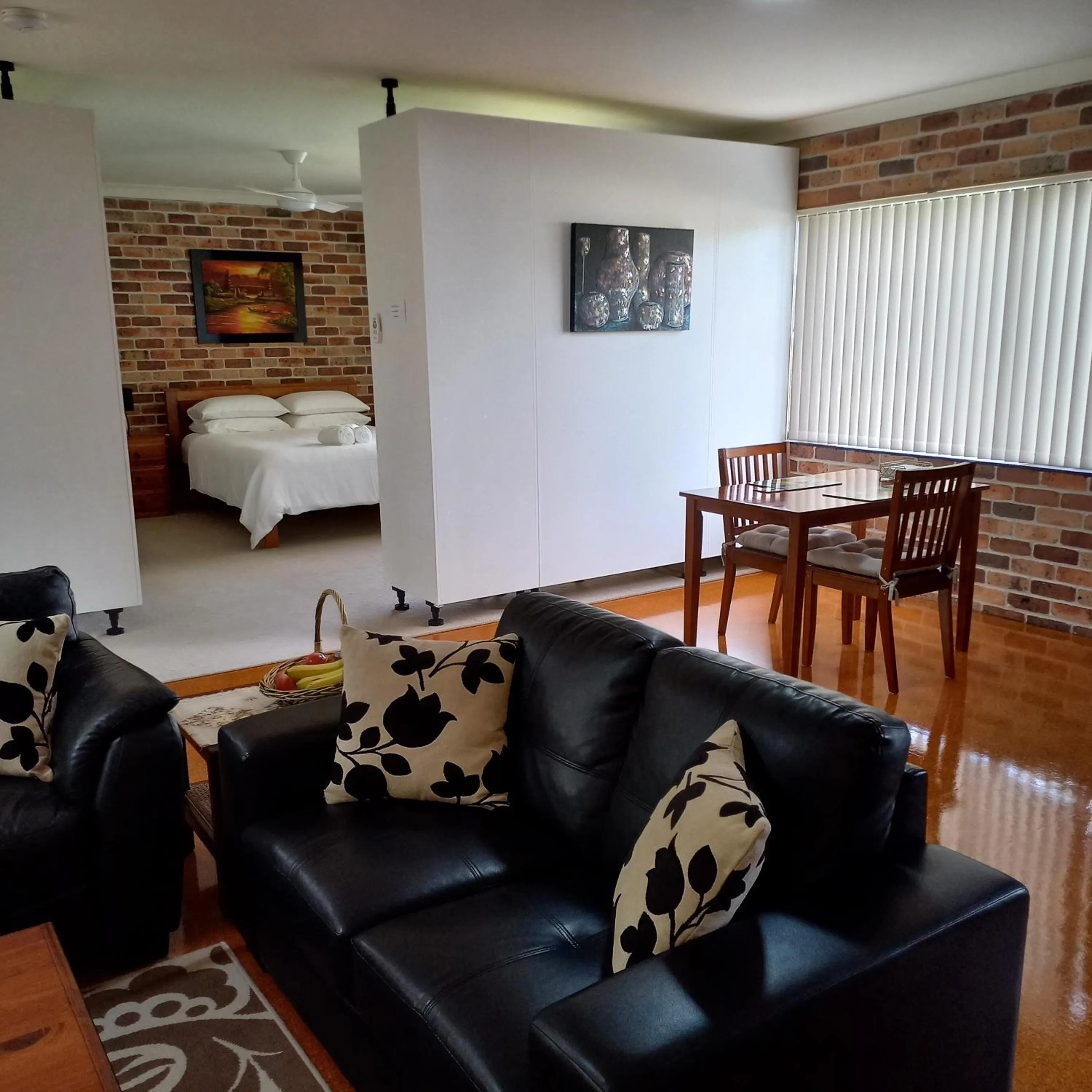 Dining area in Emerald Tropical Palms B & B