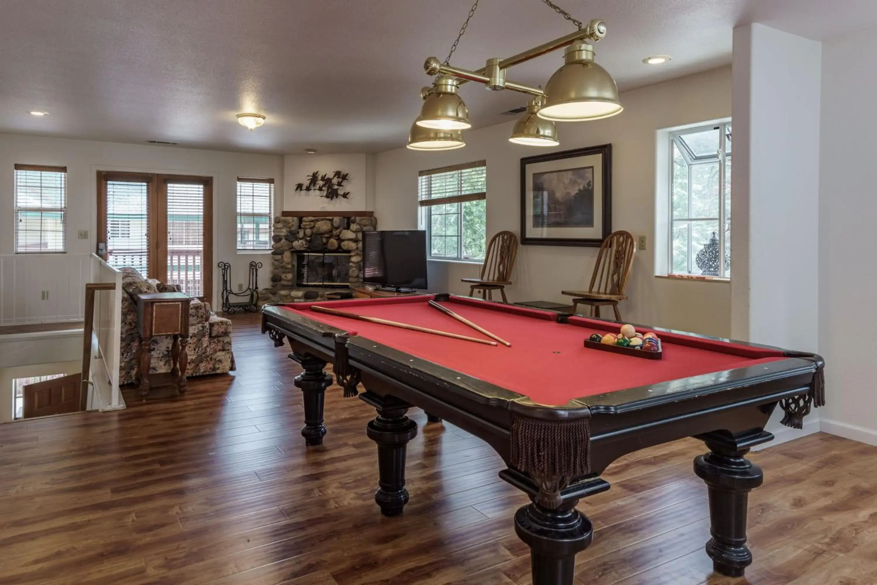 Three-Bedroom Townhouse in Spring Wonderland Three-Bedroom Townhouse in Spring Wonderland