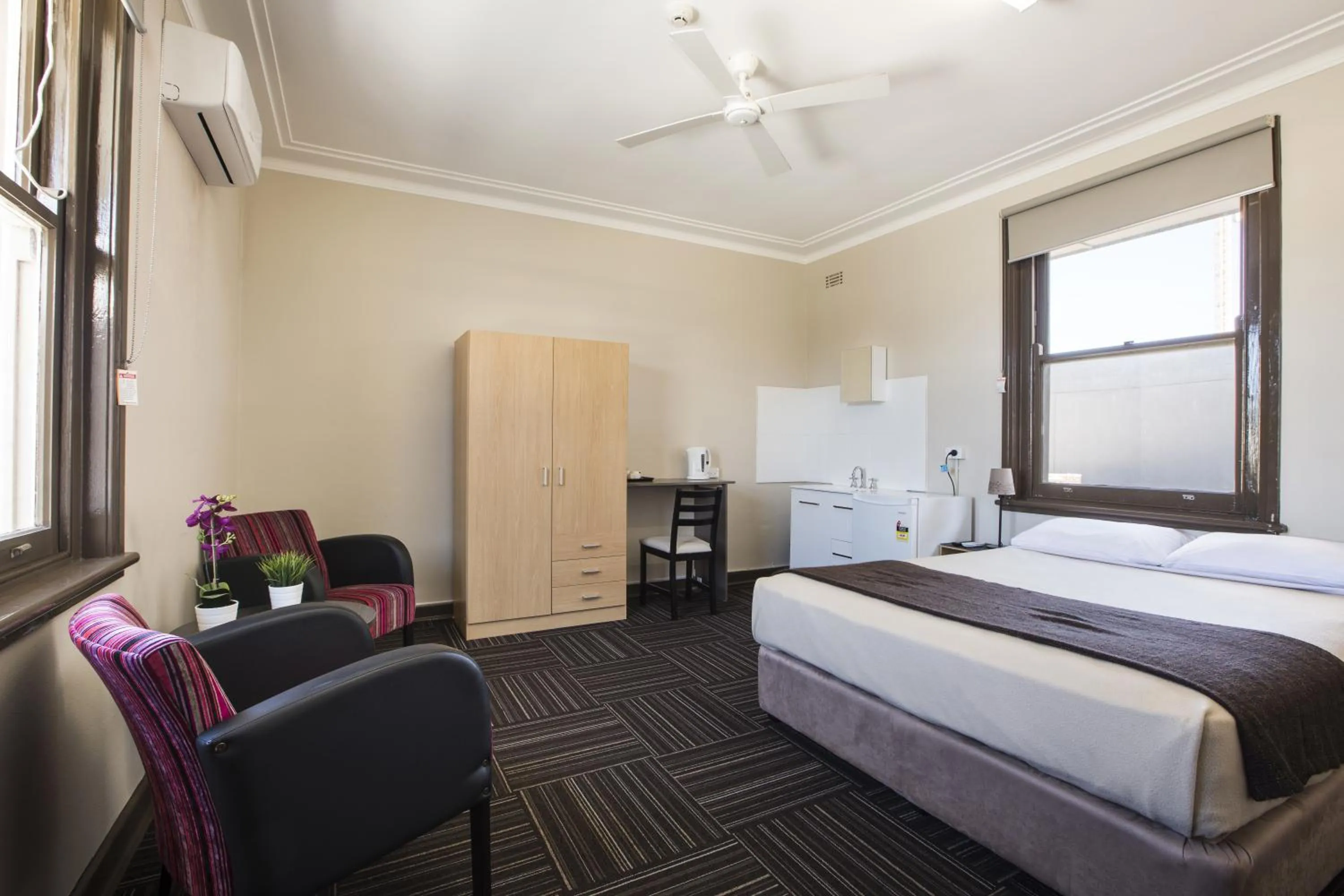 Bedroom, Bed in Toongabbie Hotel