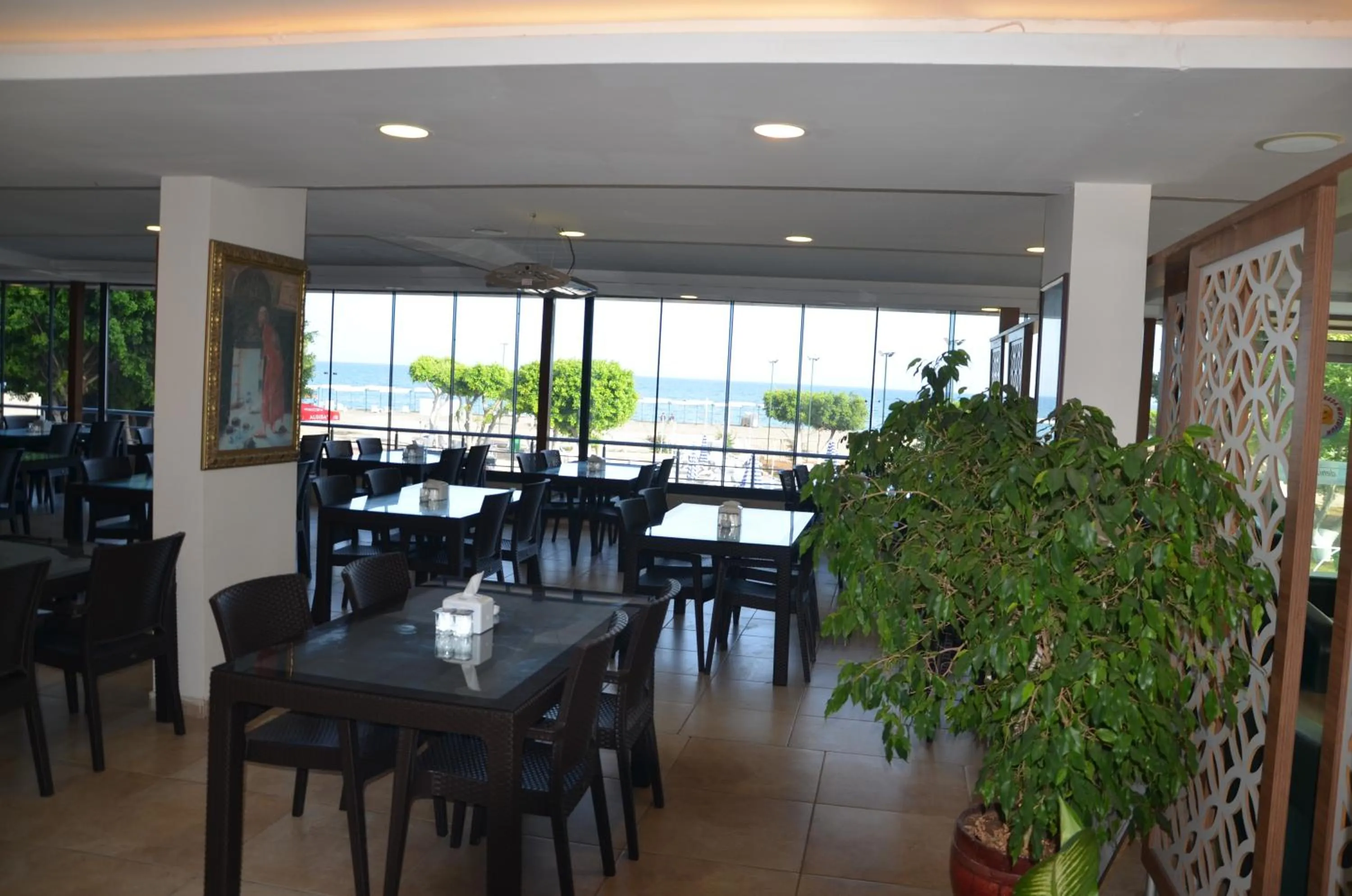 Restaurant/places to eat in Denizkumu Hotel