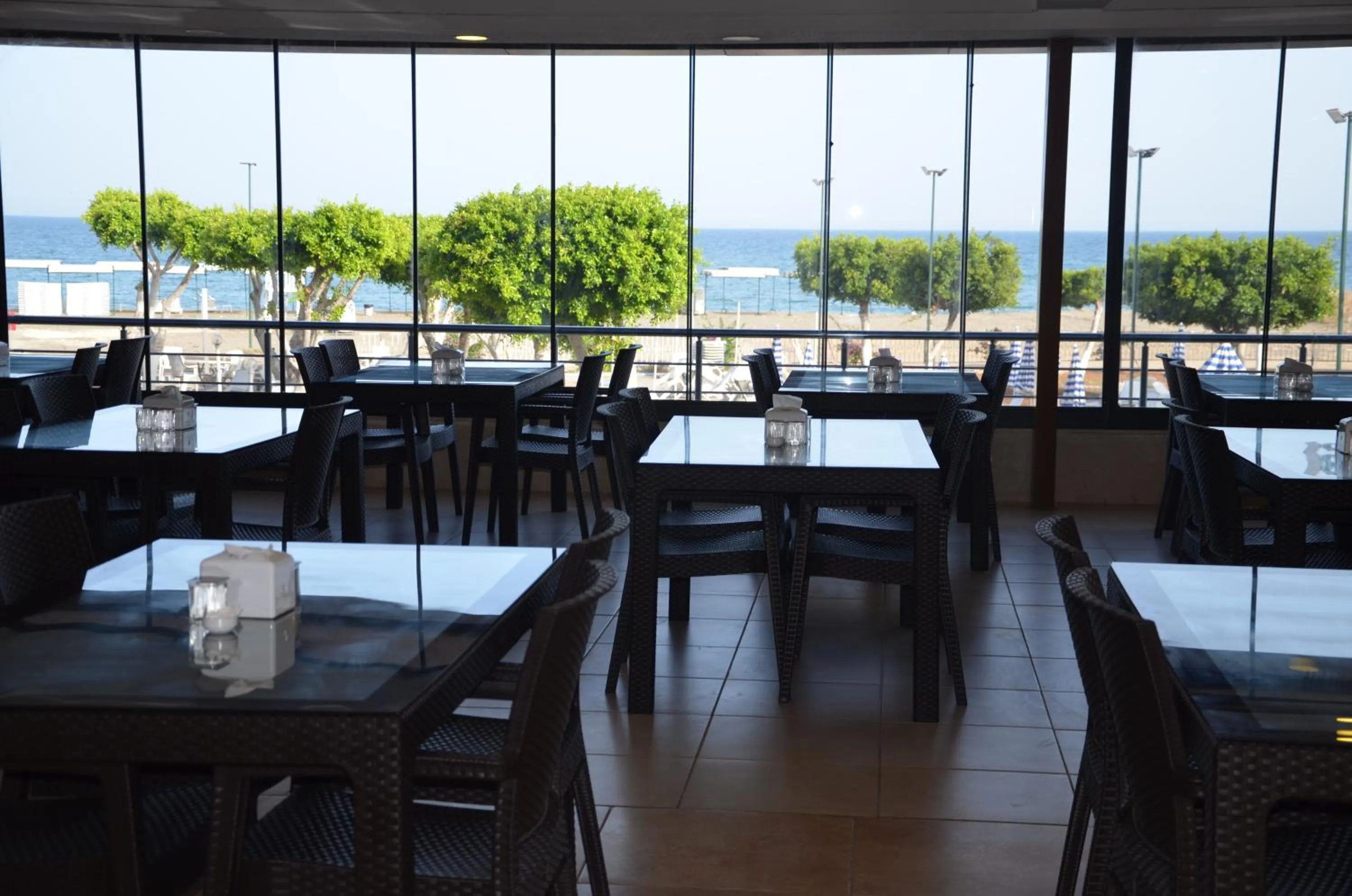 Restaurant/places to eat in Denizkumu Hotel