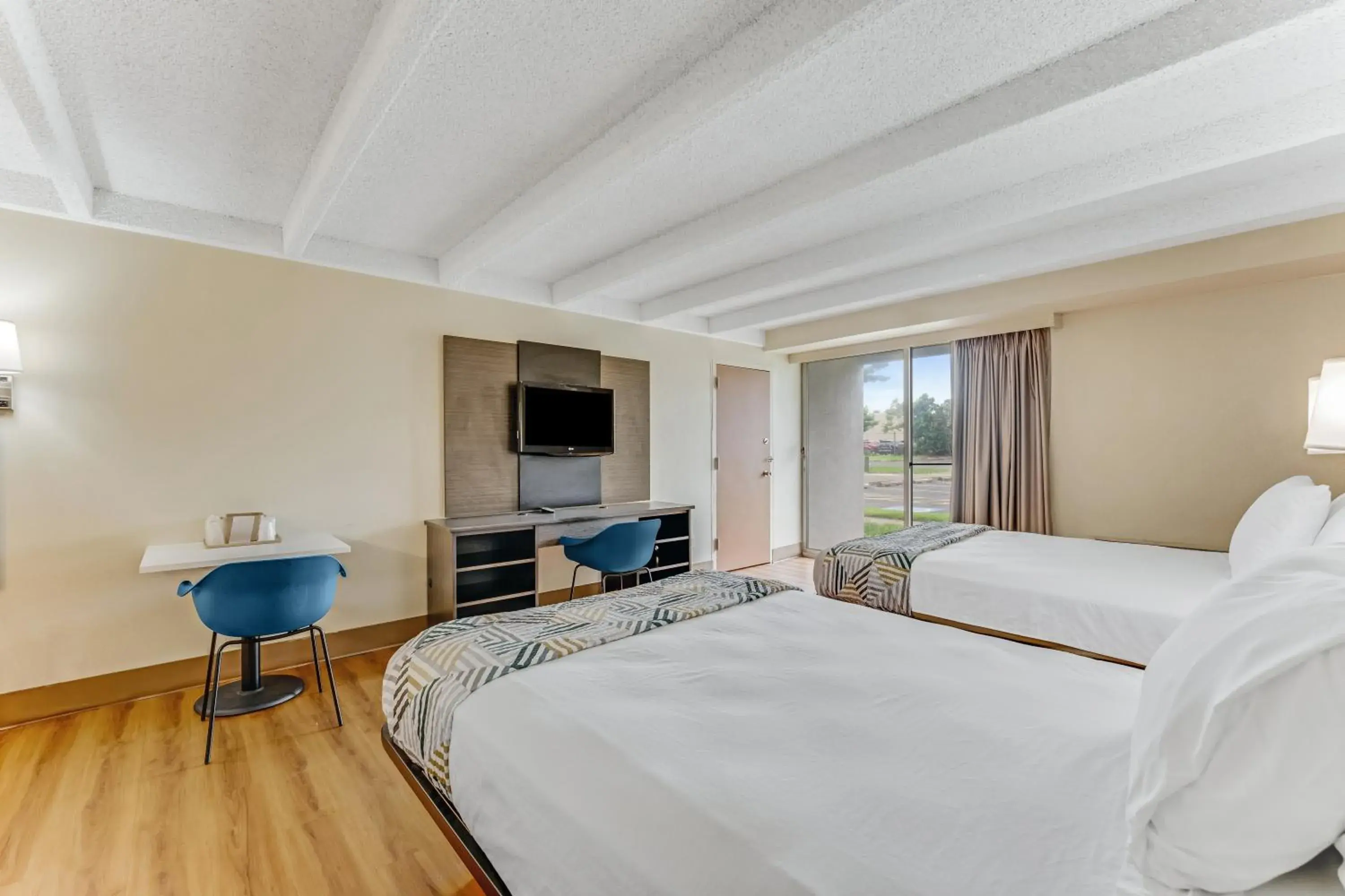 Bed in Red Carpet Inn & Suites Bed in Red Carpet Inn & Suites