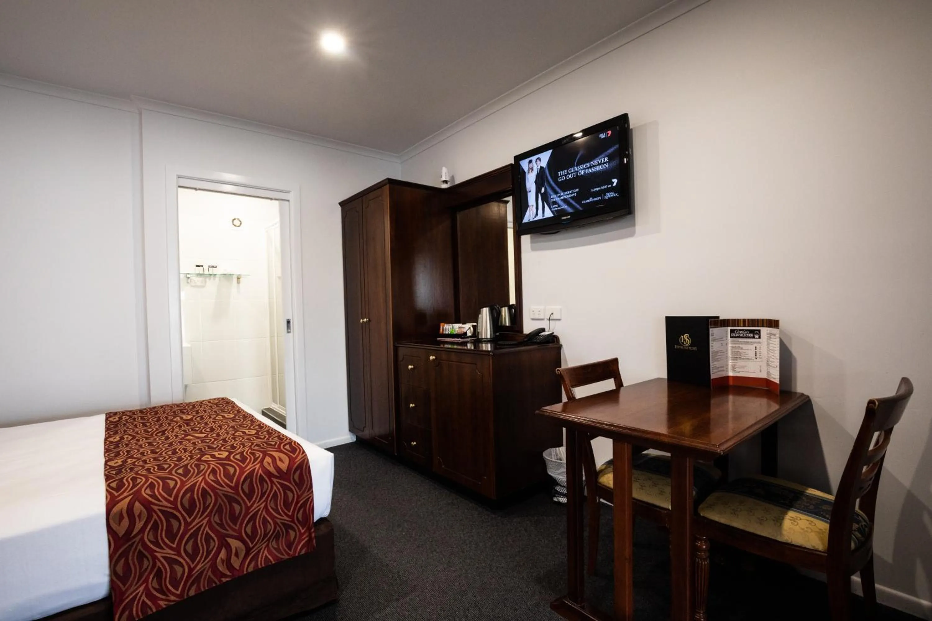 Bed in Hotel Settlers