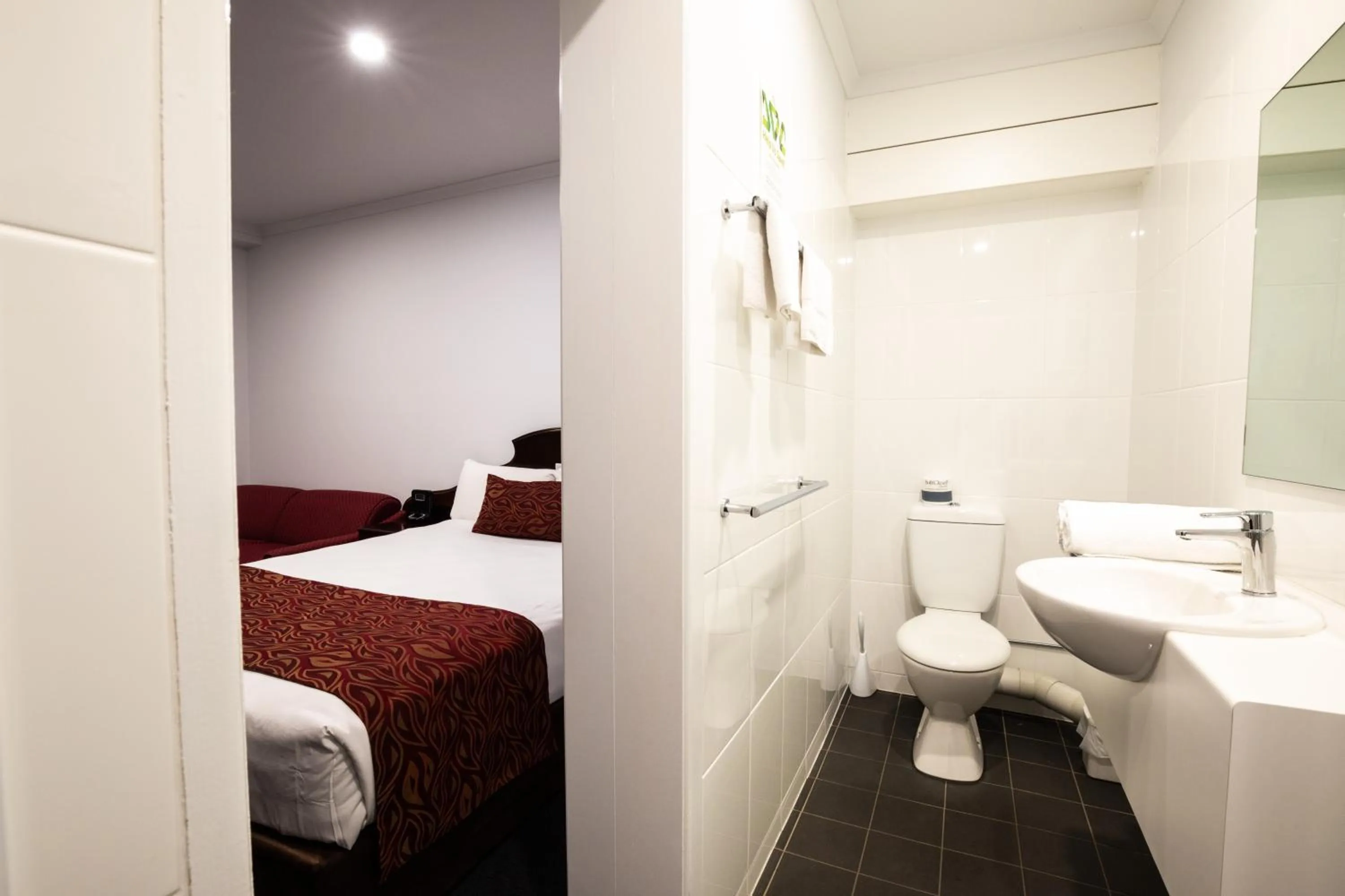 Toilet, Bed in Hotel Settlers