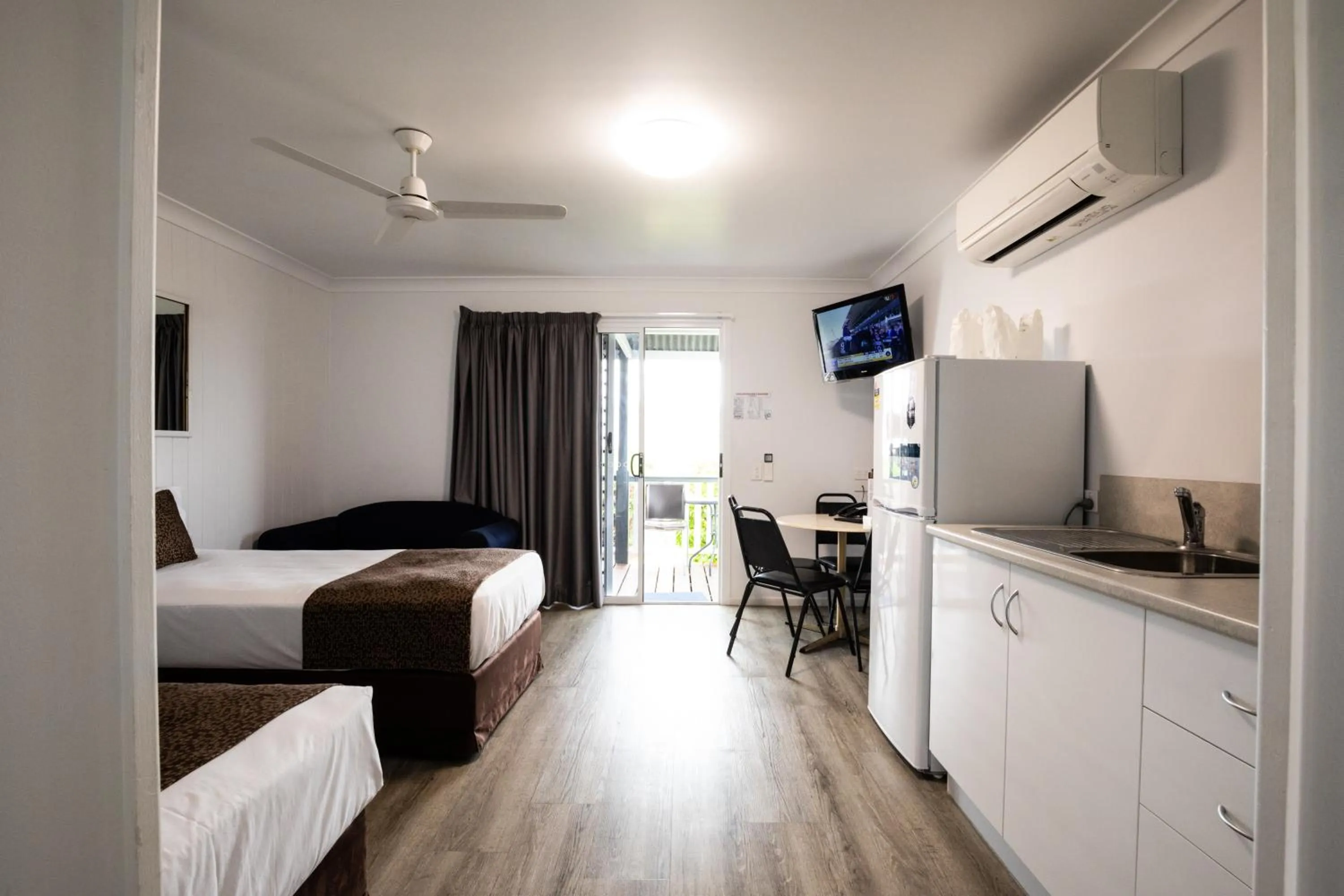 Bed in Hotel Settlers