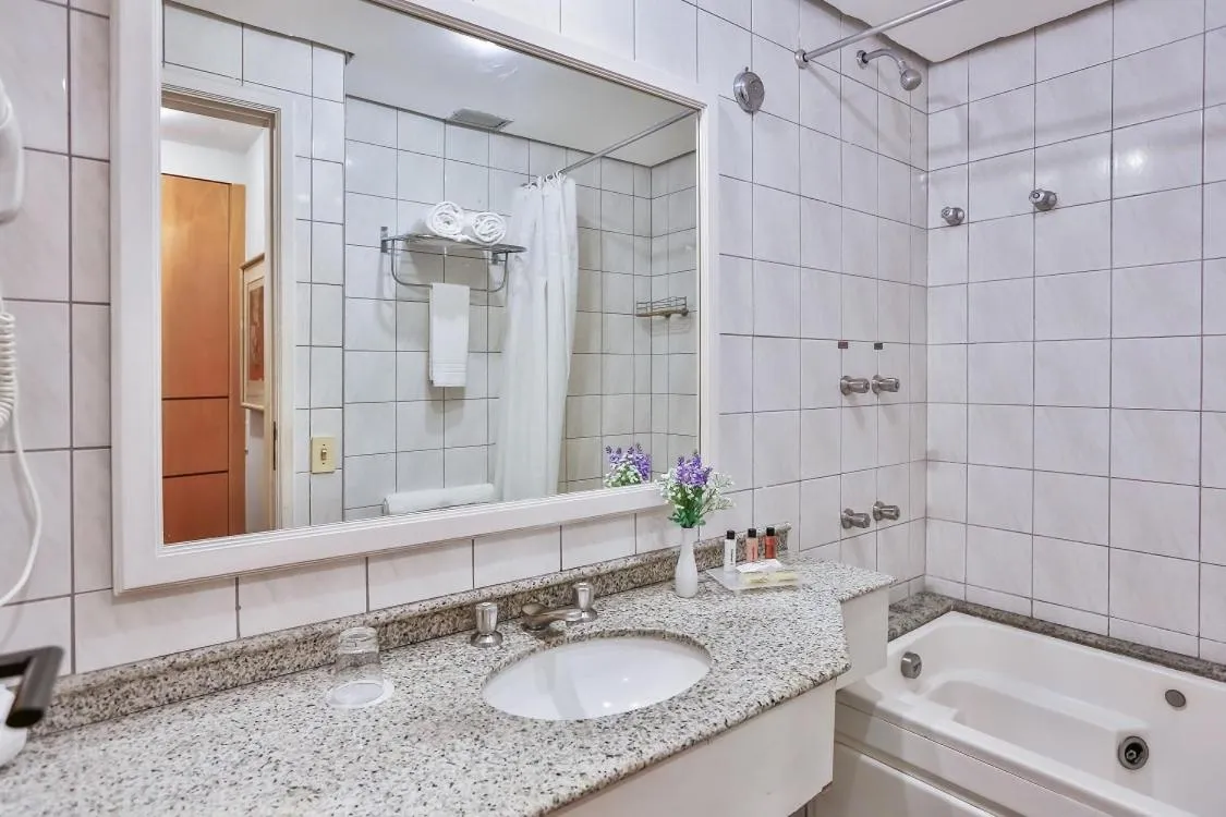 Bathroom in Hampton Park São Paulo Jardins