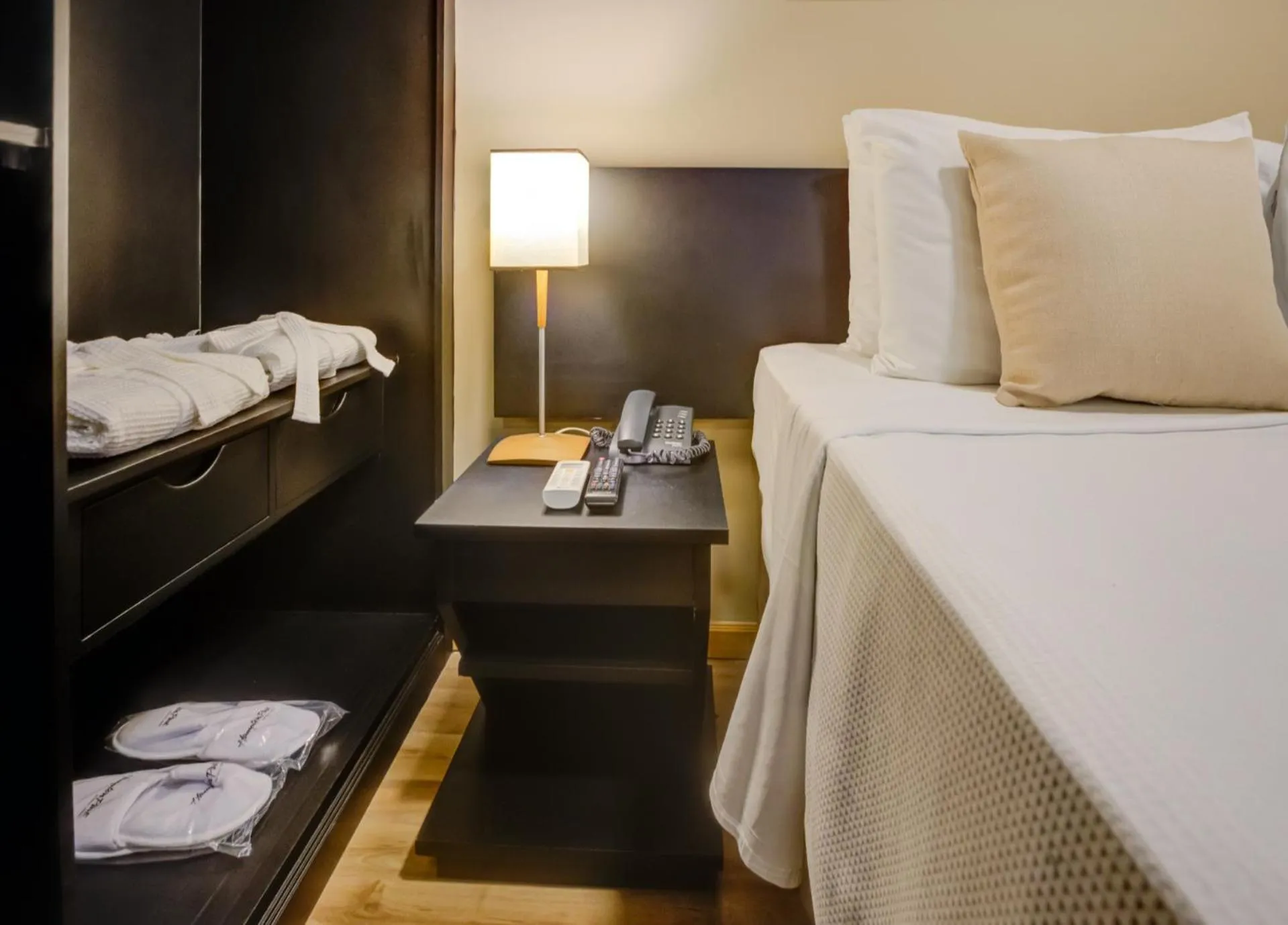 Bedroom, Bed in Hampton Park São Paulo Jardins