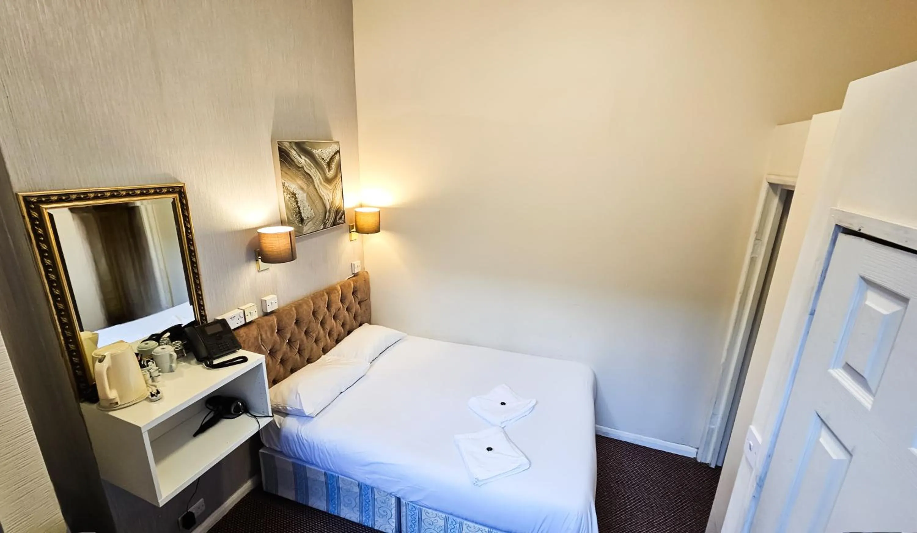 Bed in Hyde Park Court Hotel