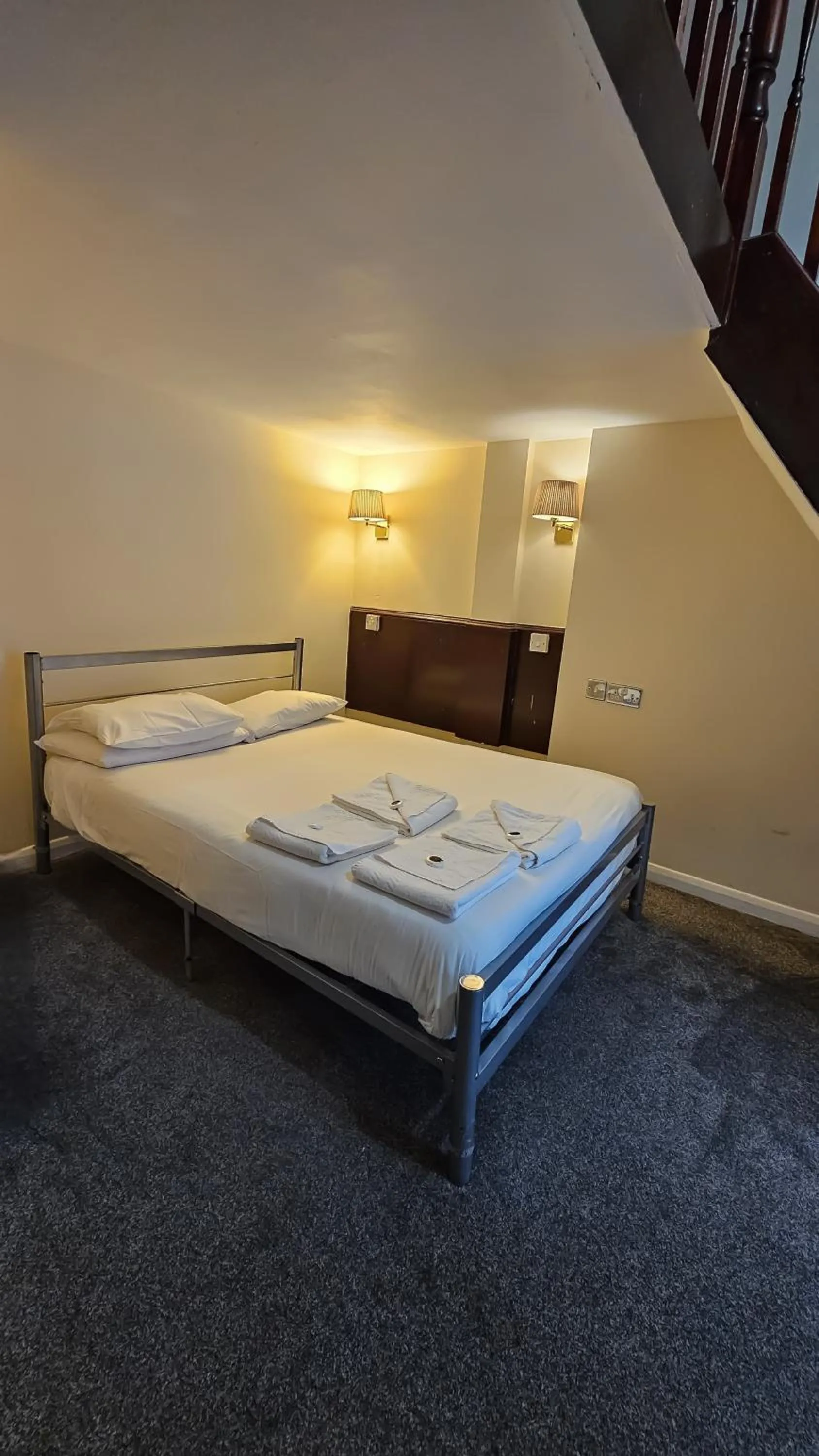 Bed in Hyde Park Court Hotel