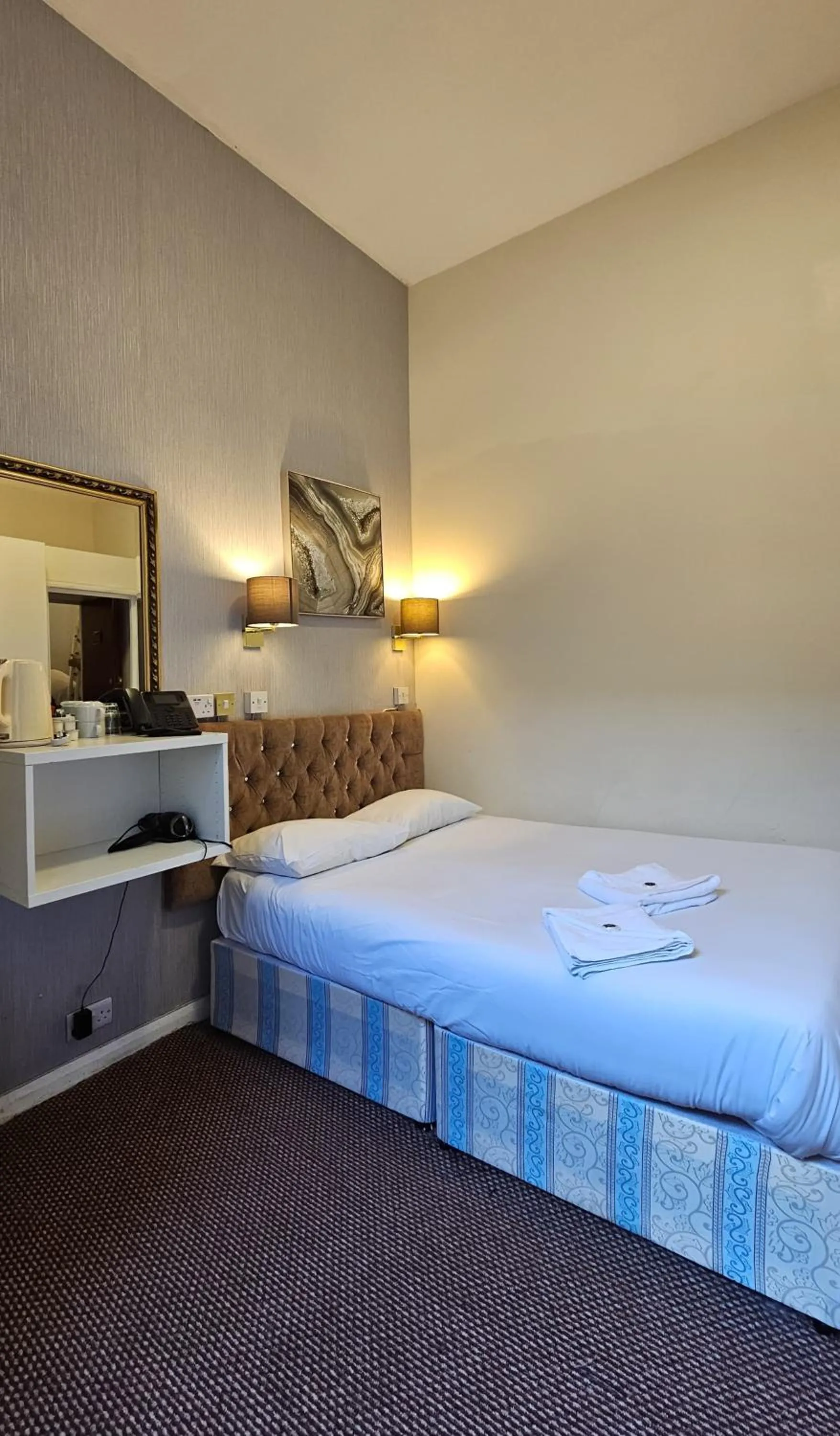 Bed in Hyde Park Court Hotel