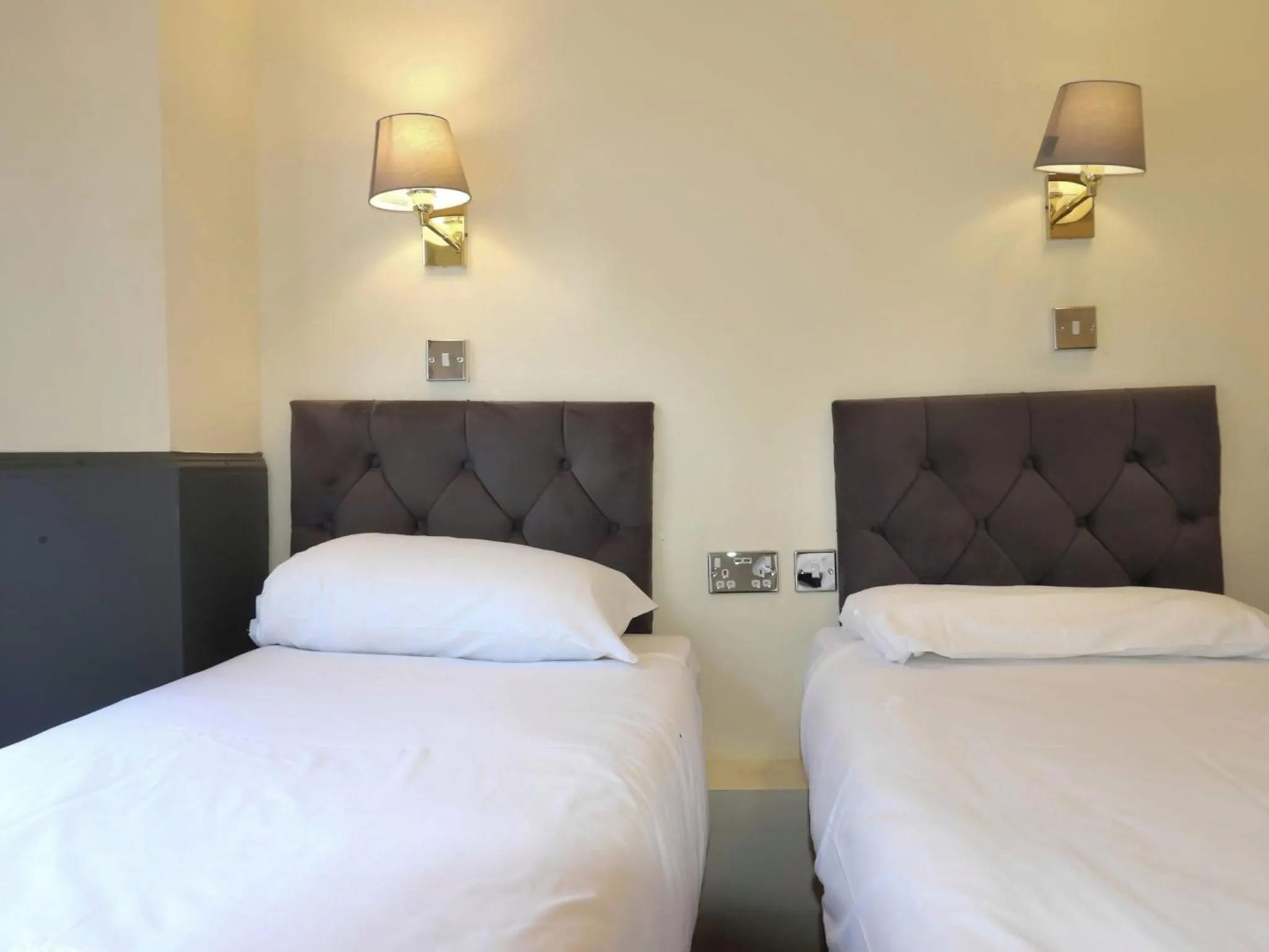 Bed in Hyde Park Court Hotel