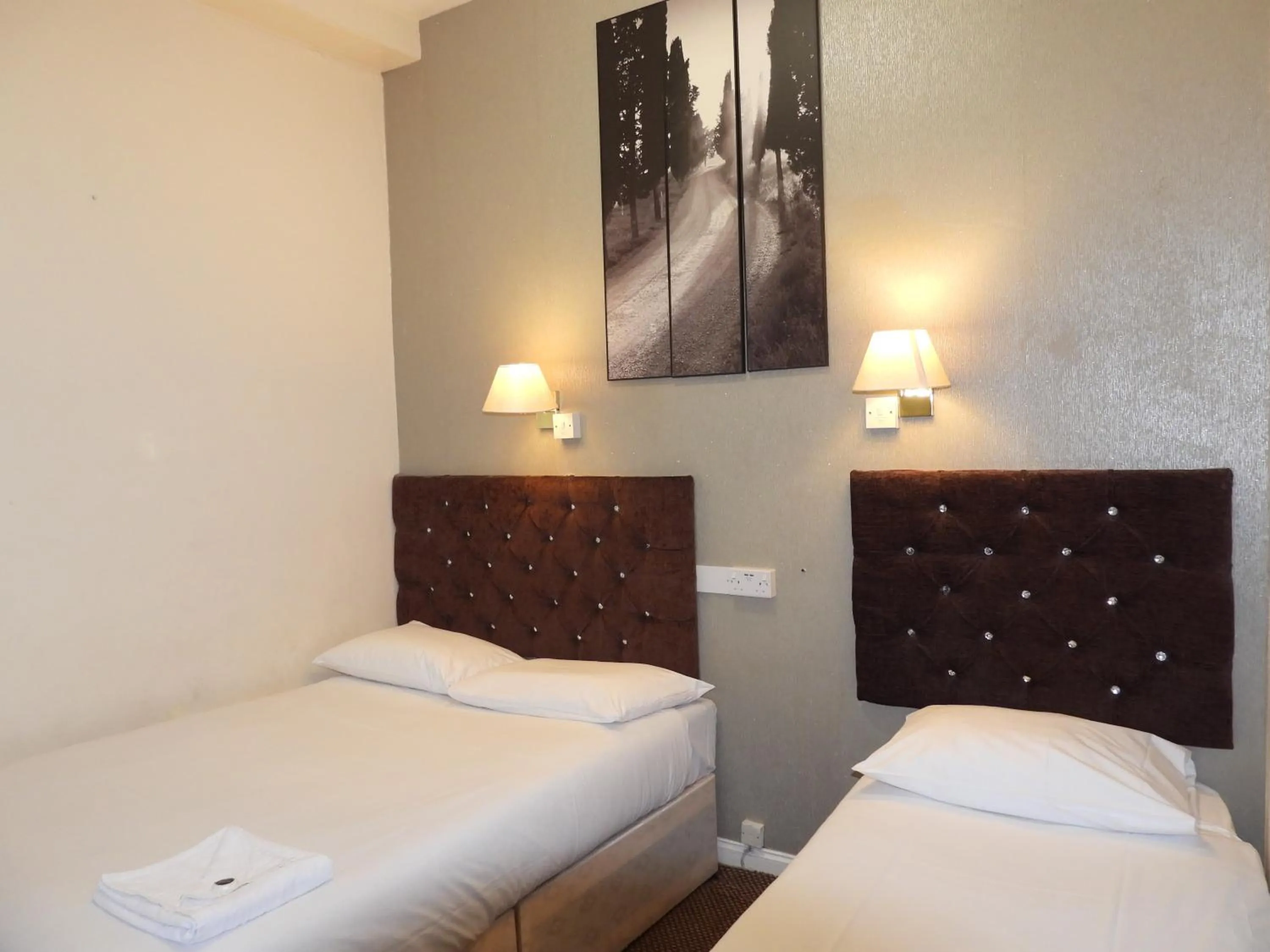 Bed in Hyde Park Court Hotel