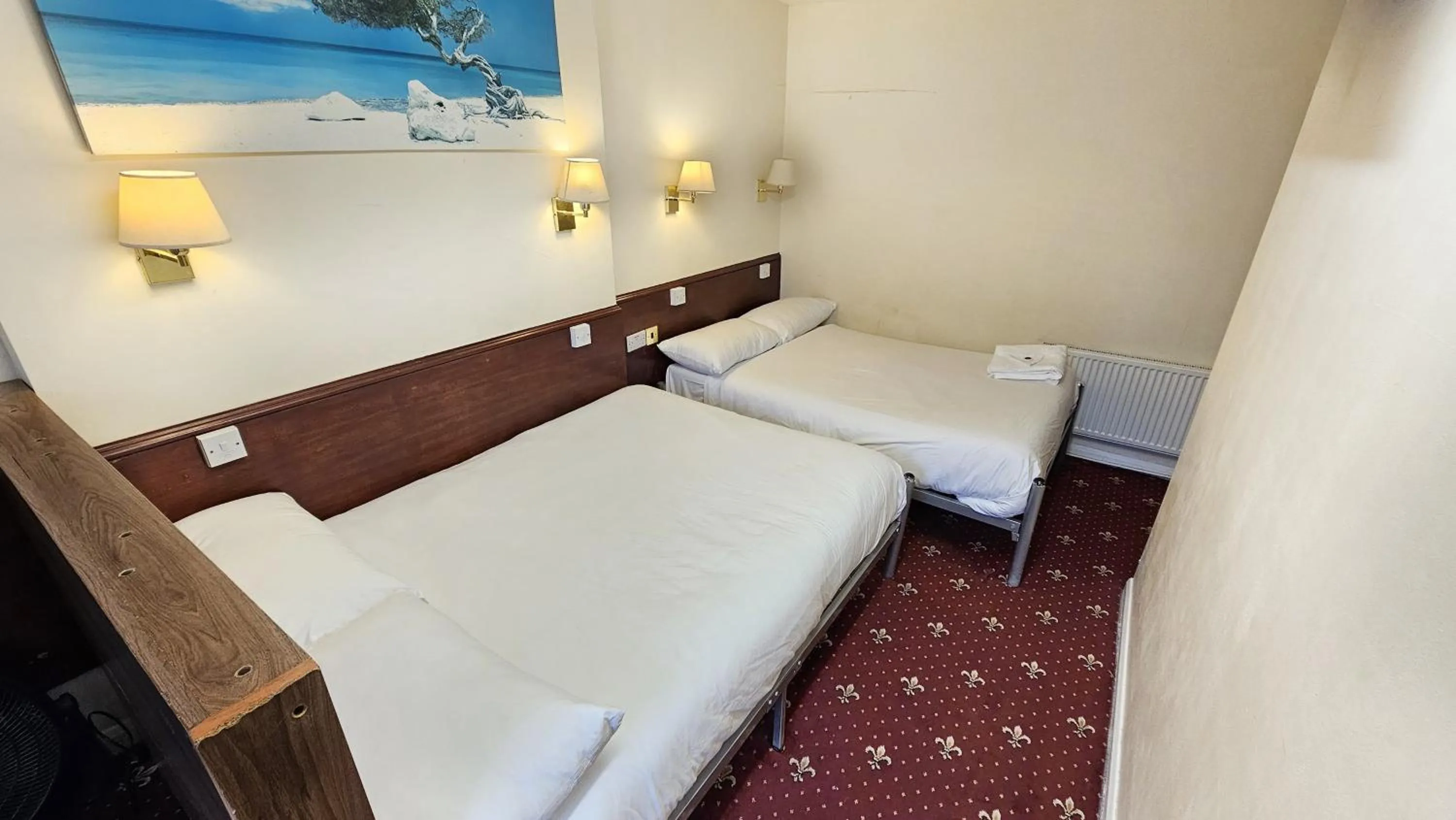 Bed in Hyde Park Court Hotel