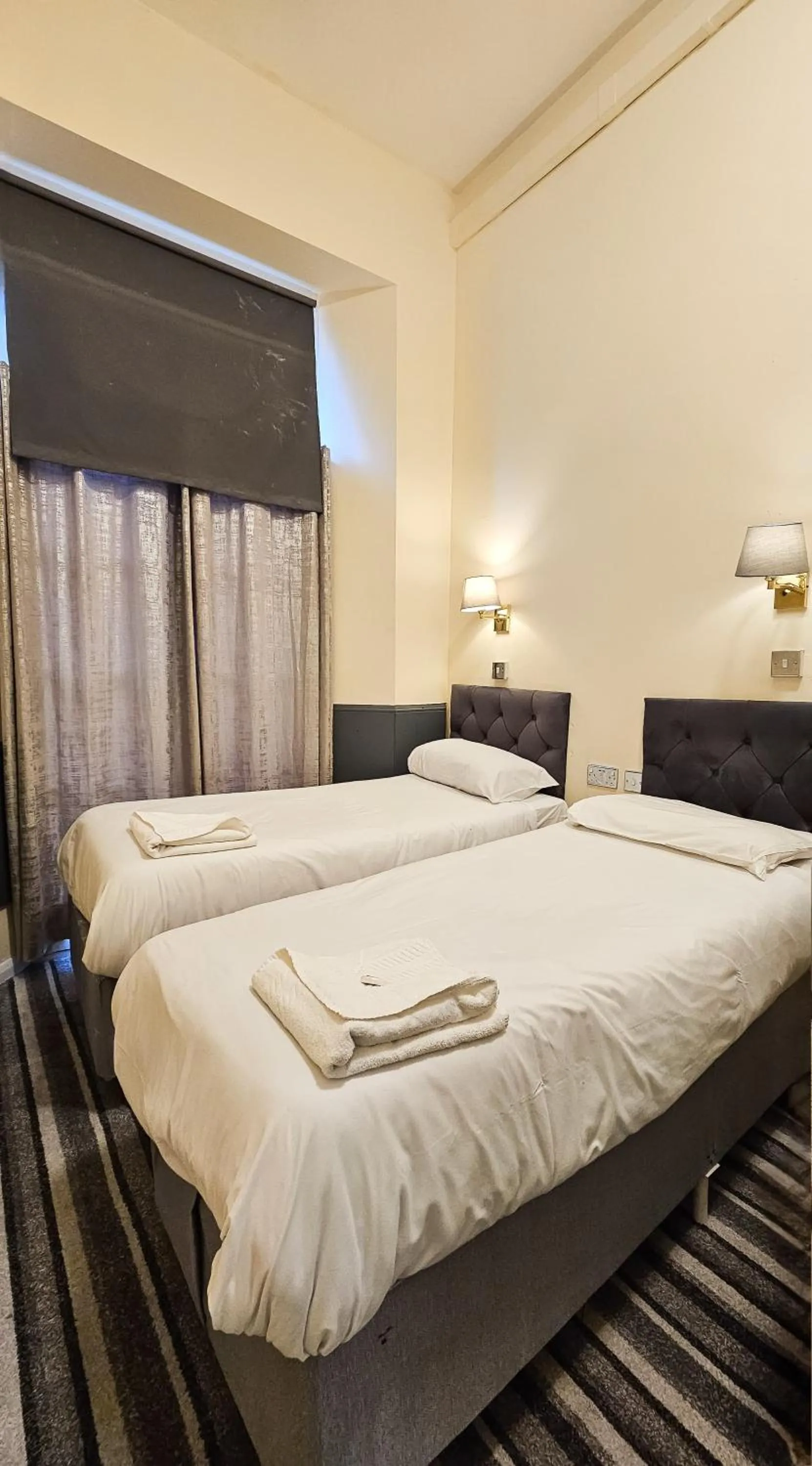 Bed in Hyde Park Court Hotel