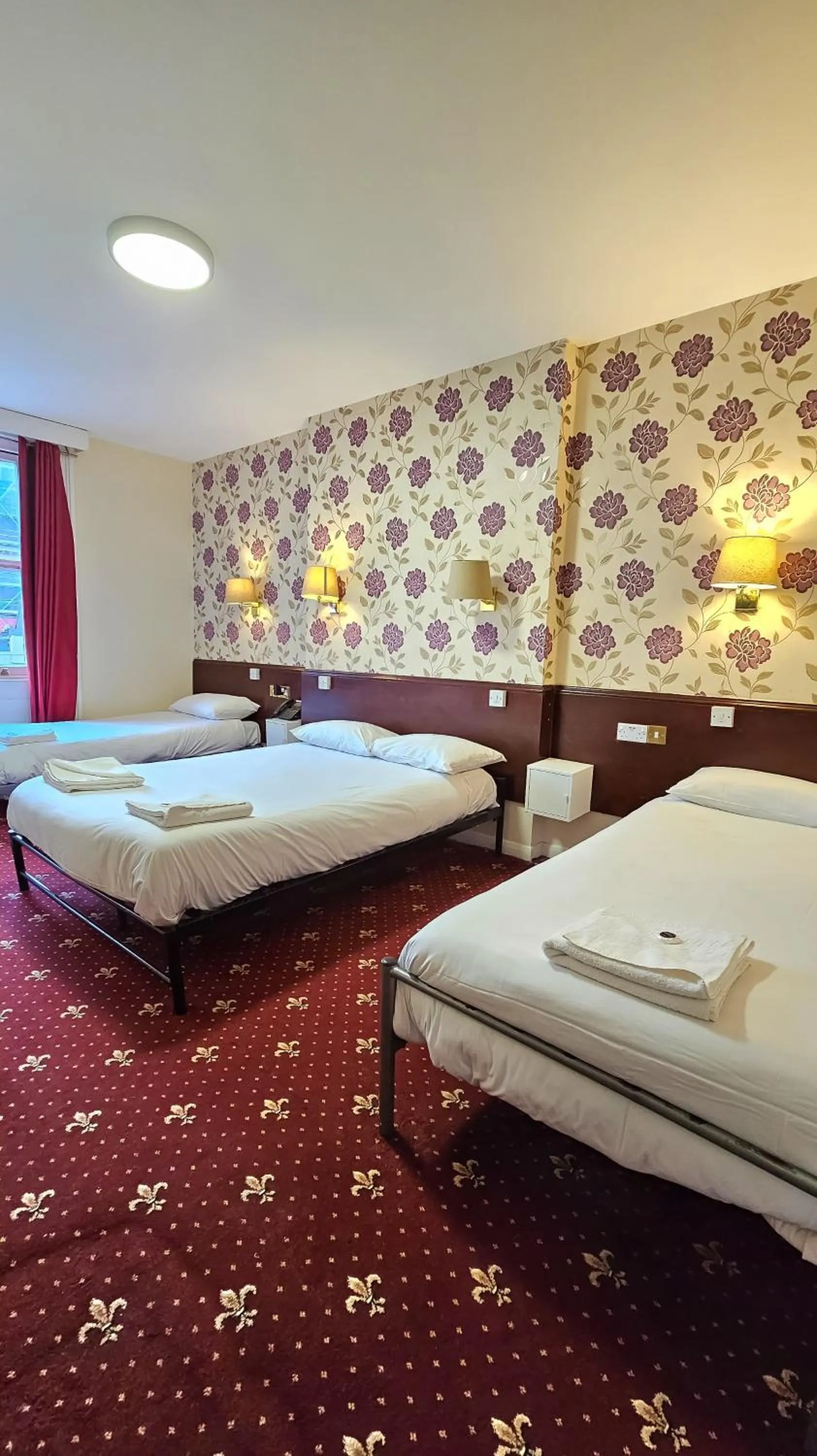 Bed in Hyde Park Court Hotel