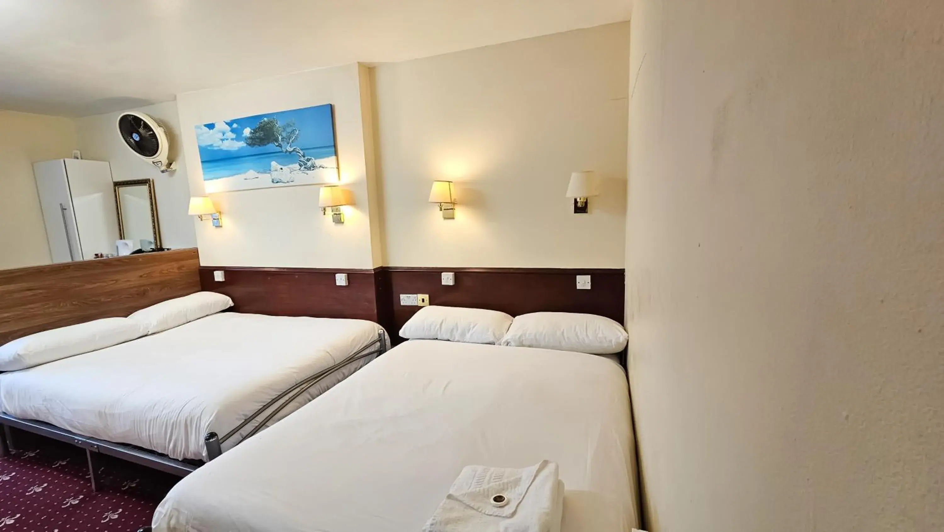 Bedroom, Bed in Hyde Park Court Hotel Bedroom, Bed in Hyde Park Court Hotel