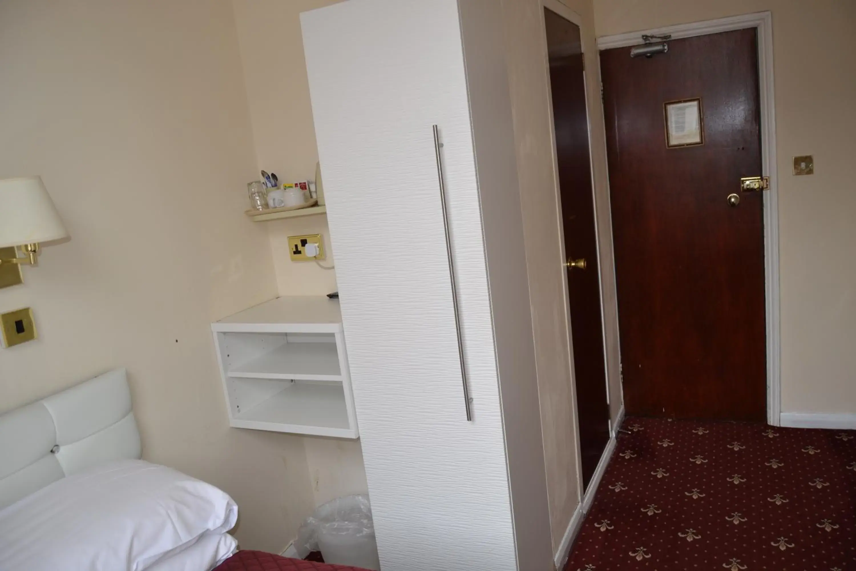 Bedroom, Bed in Hyde Park Court Hotel Bedroom, Bed in Hyde Park Court Hotel