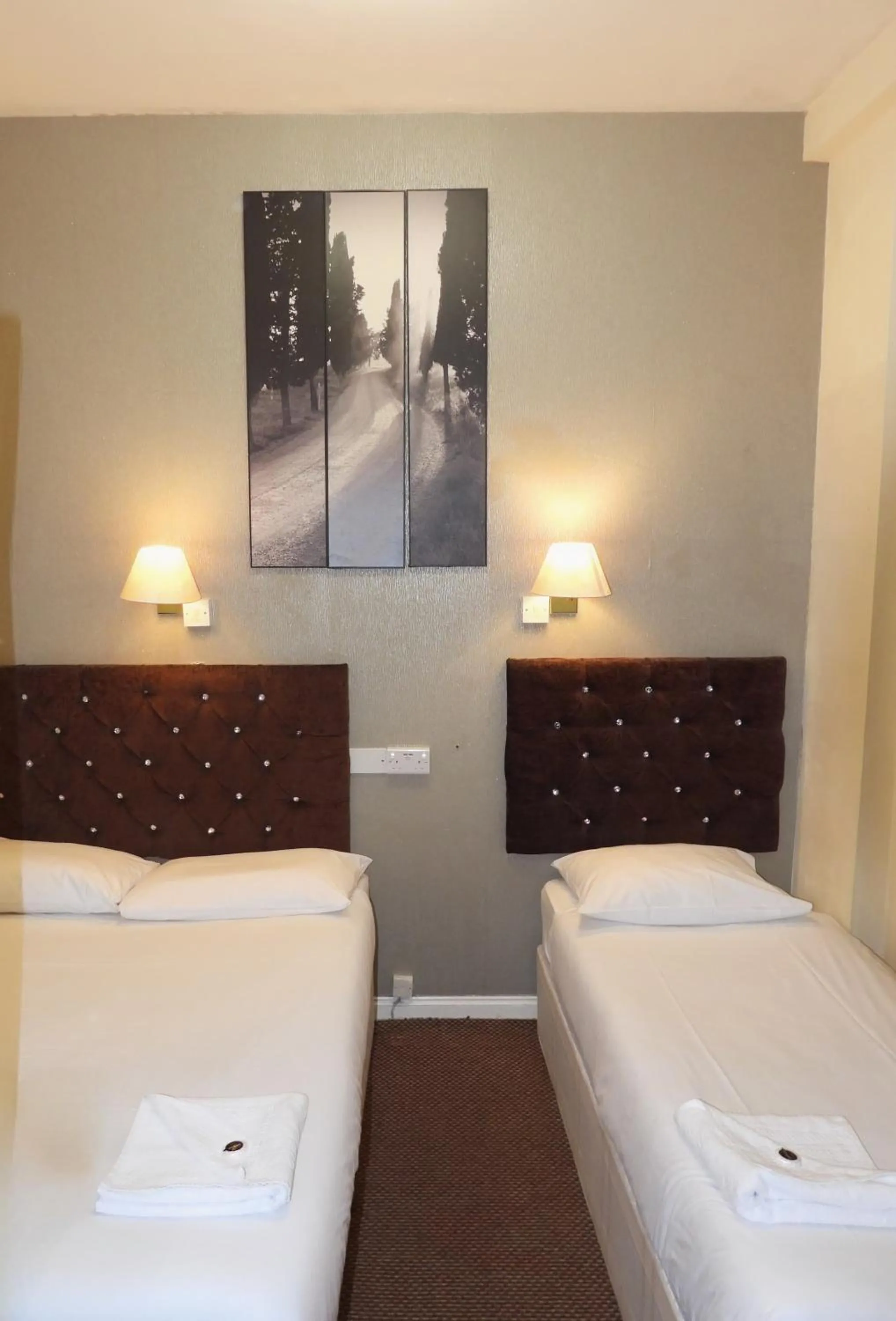 Bed in Hyde Park Court Hotel