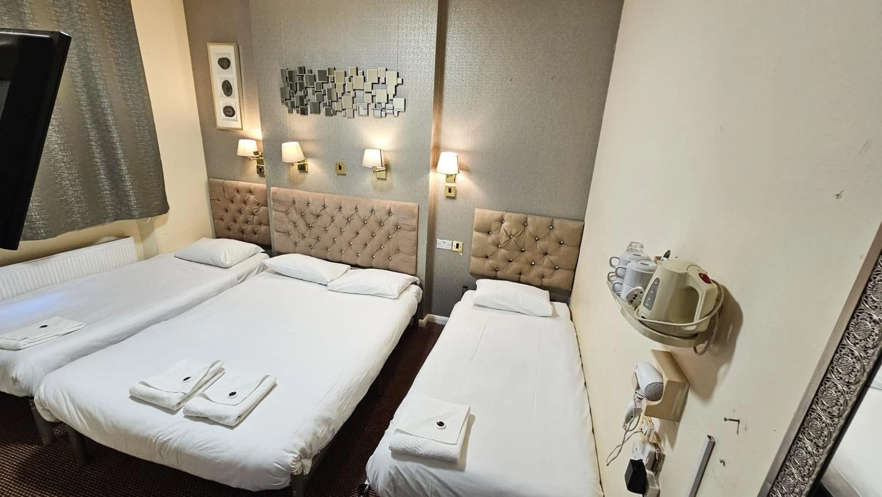 Bed in Hyde Park Court Hotel