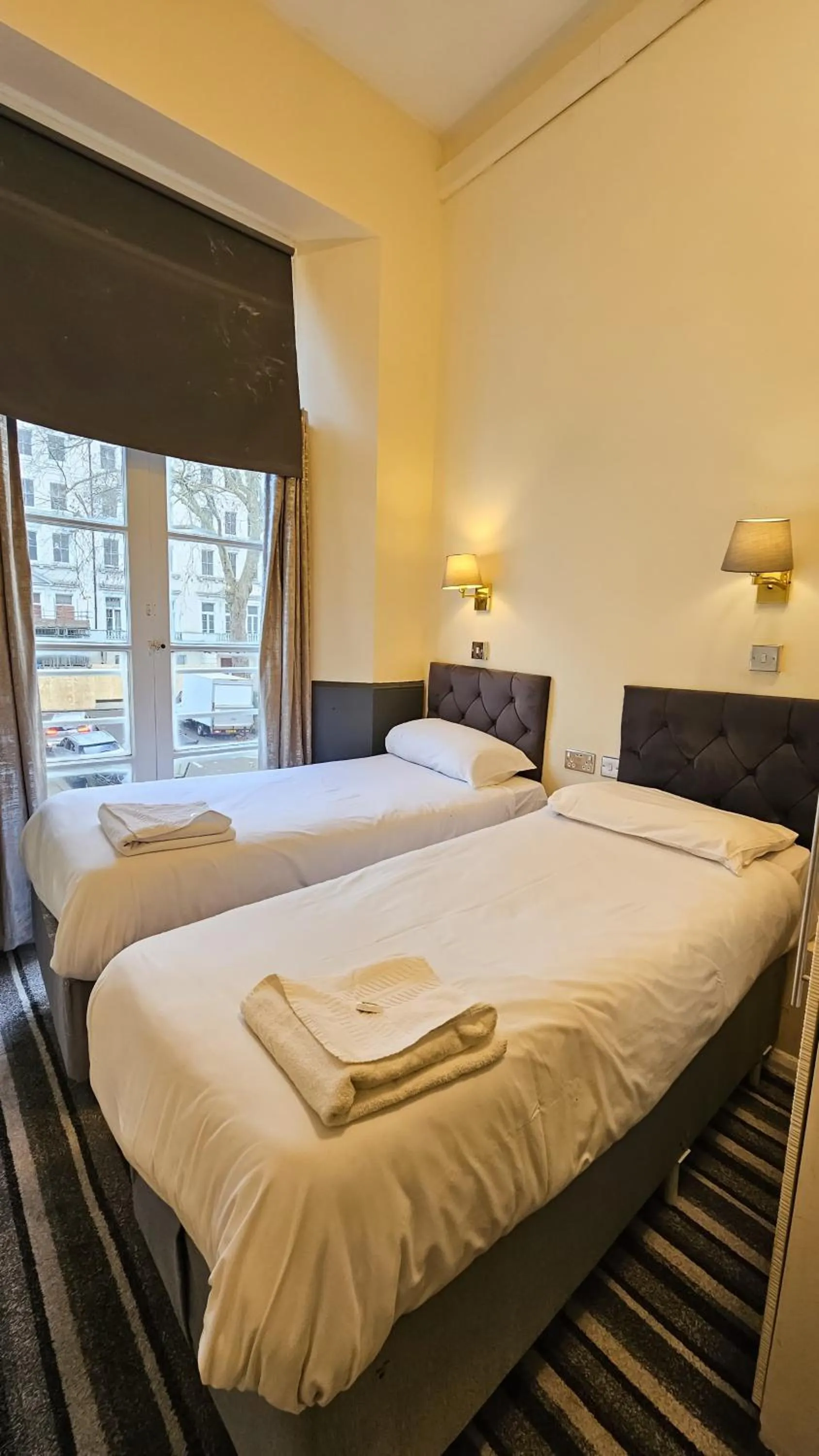 Bed in Hyde Park Court Hotel