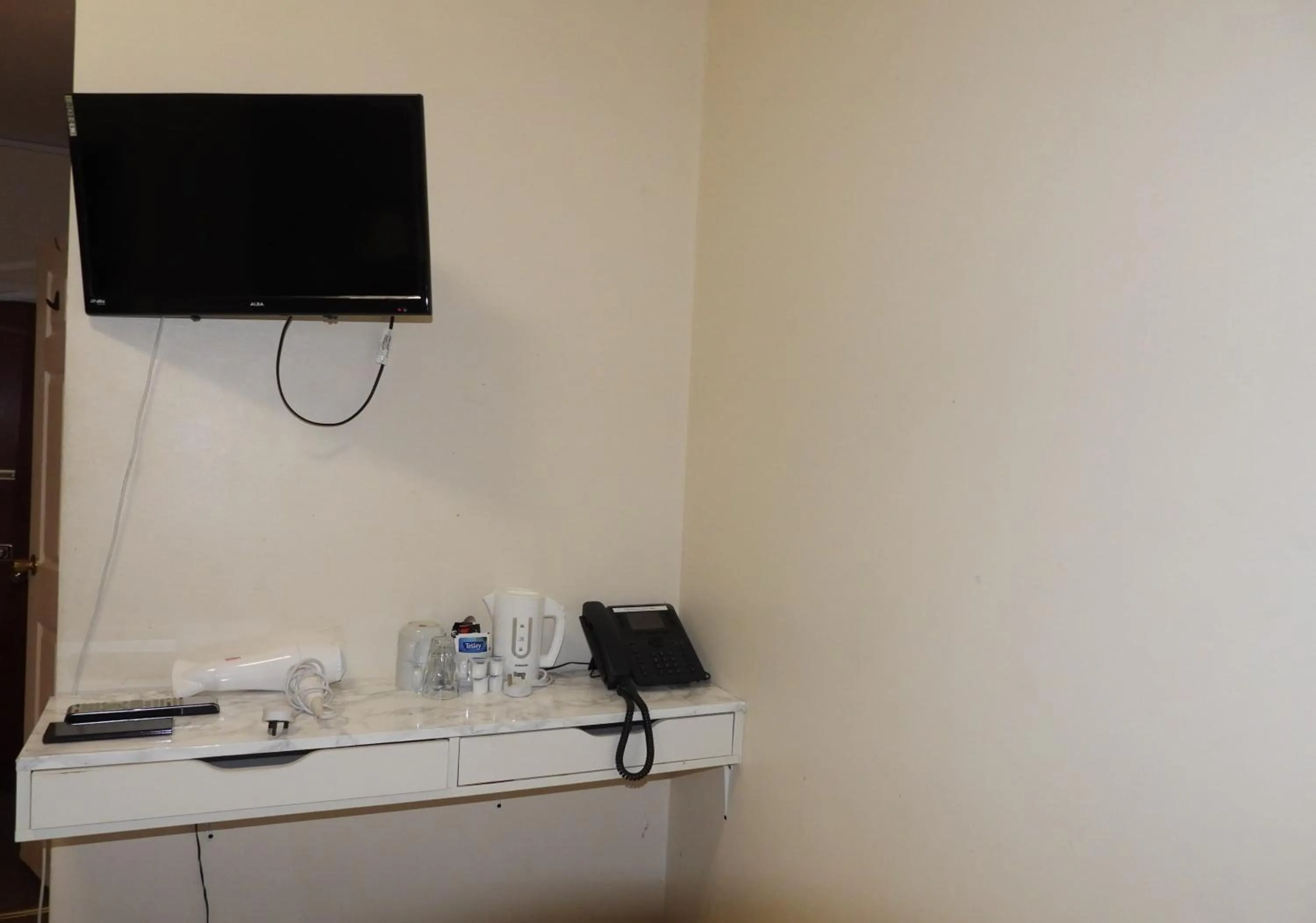 TV and multimedia in Hyde Park Court Hotel