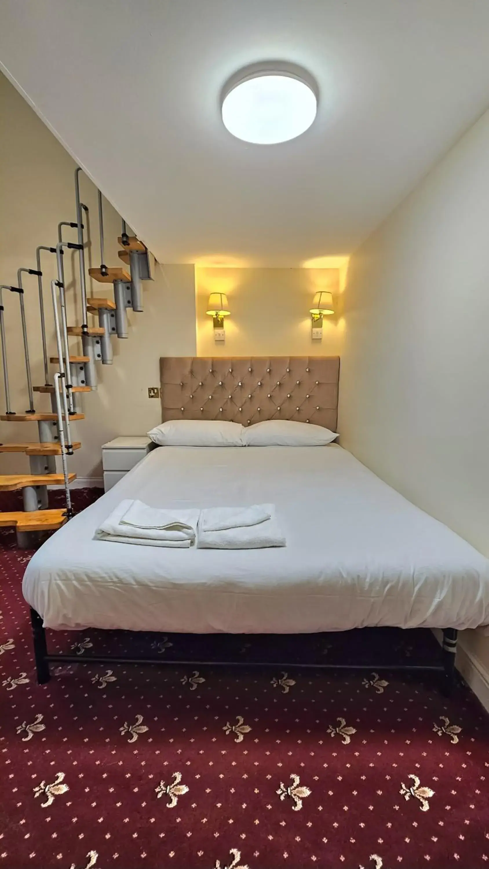 Bedroom, Bed in Hyde Park Court Hotel Bedroom, Bed in Hyde Park Court Hotel