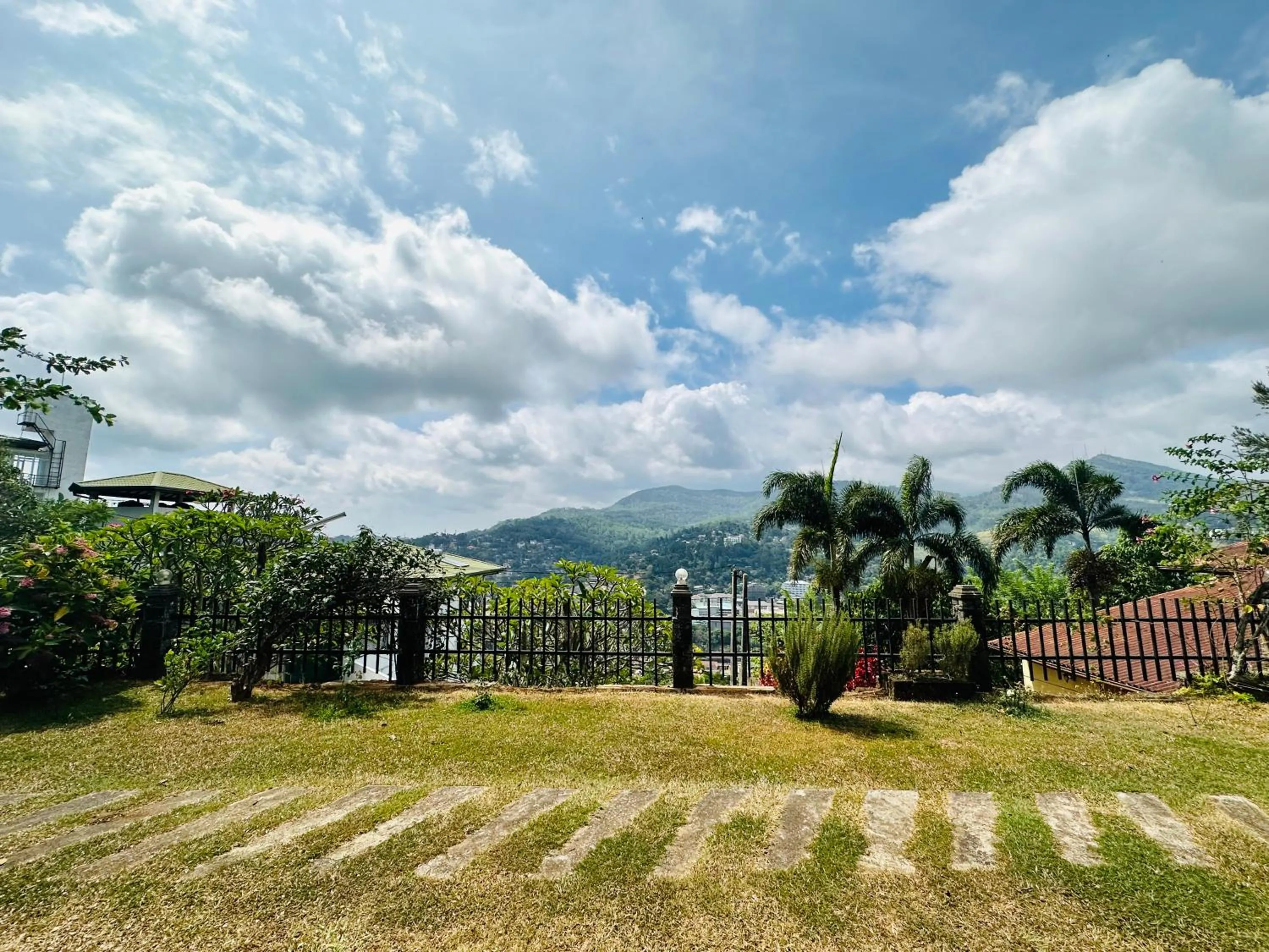 The Views Kandy - 360 Mountain View