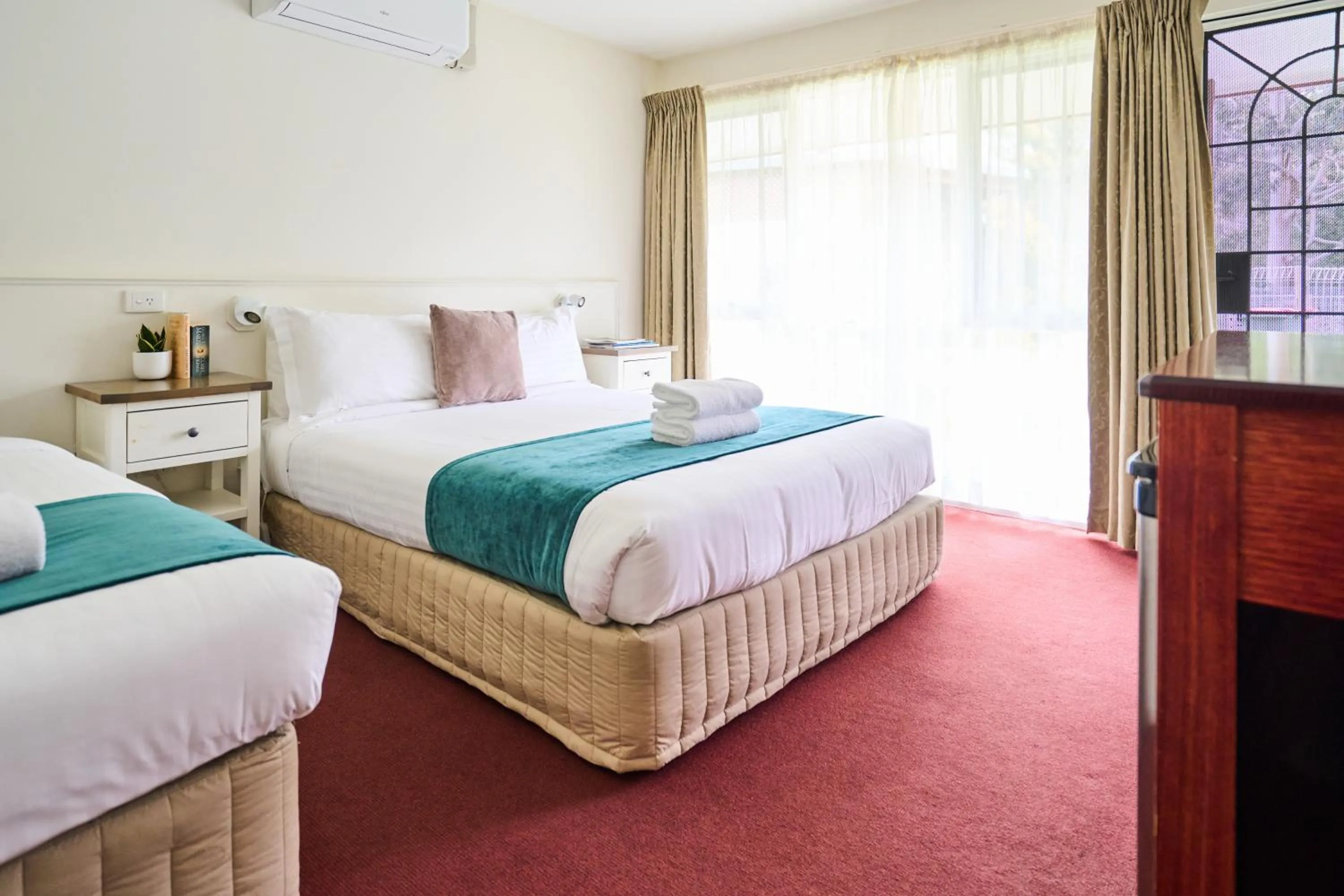 Bed in Sanctuary House Resort Motel