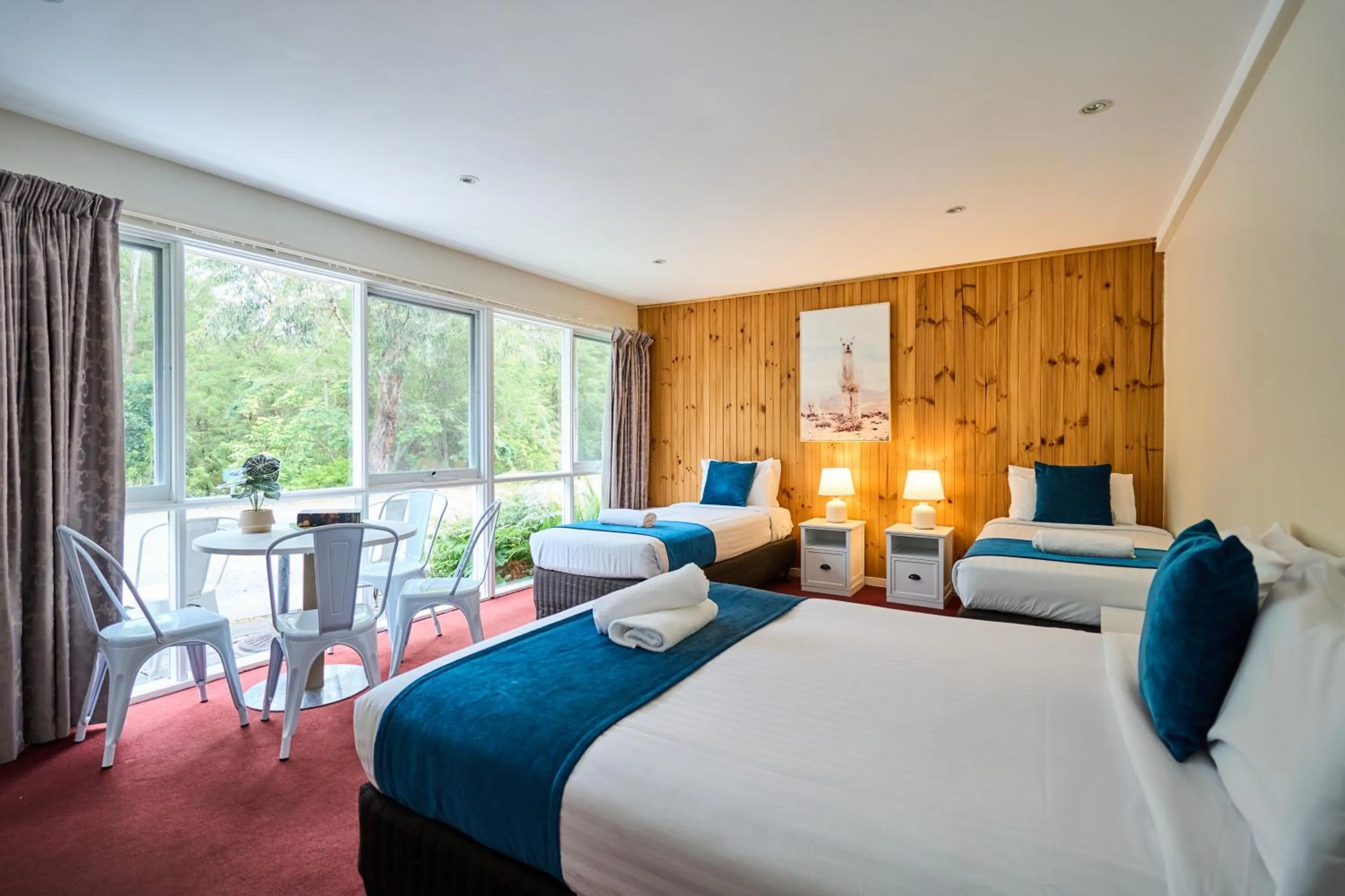 Garden view, Bed in Sanctuary House Resort Motel