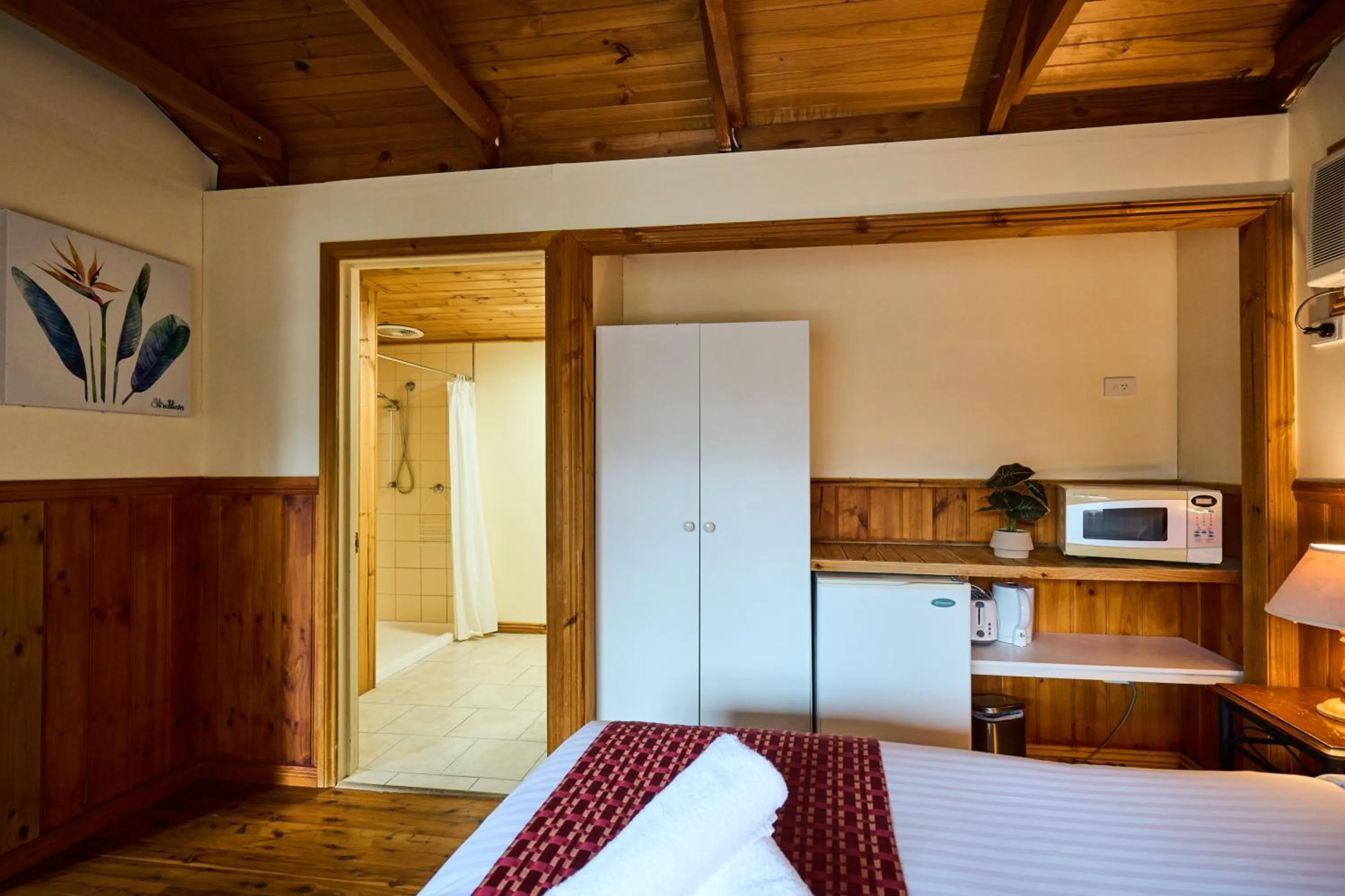 Bed in Sanctuary House Resort Motel