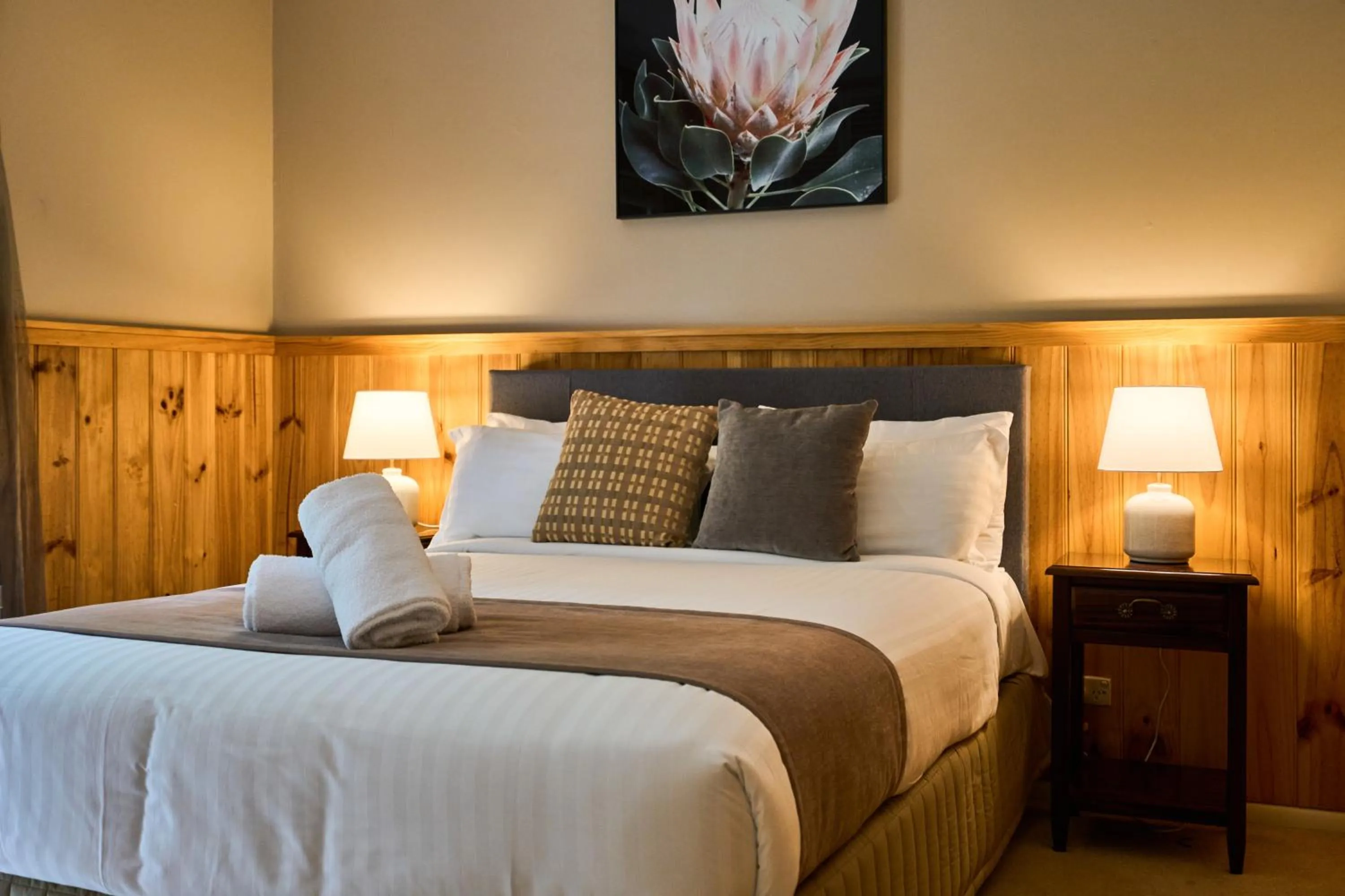 Bed in Sanctuary House Resort Motel