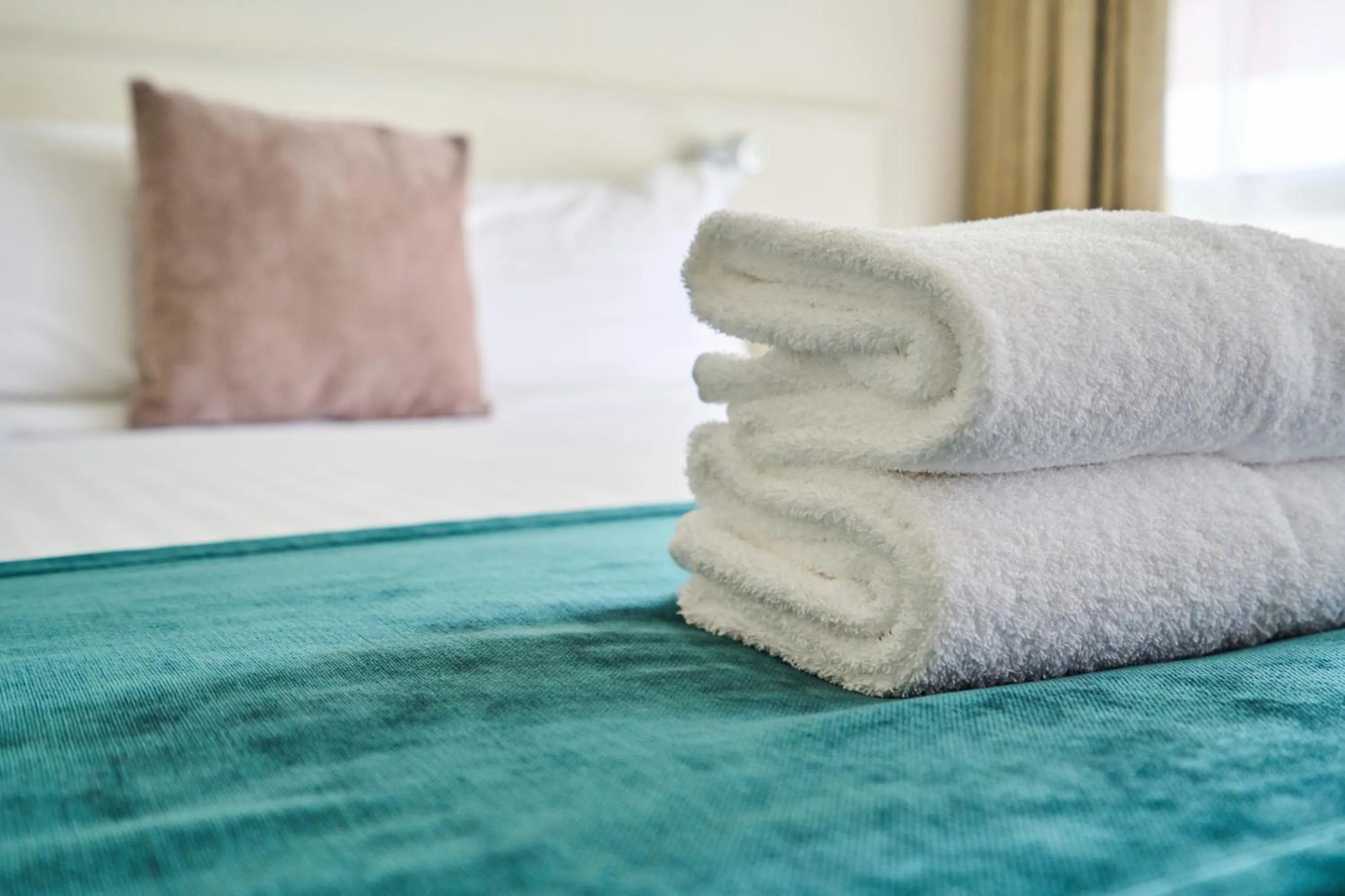 Bed in Sanctuary House Resort Motel