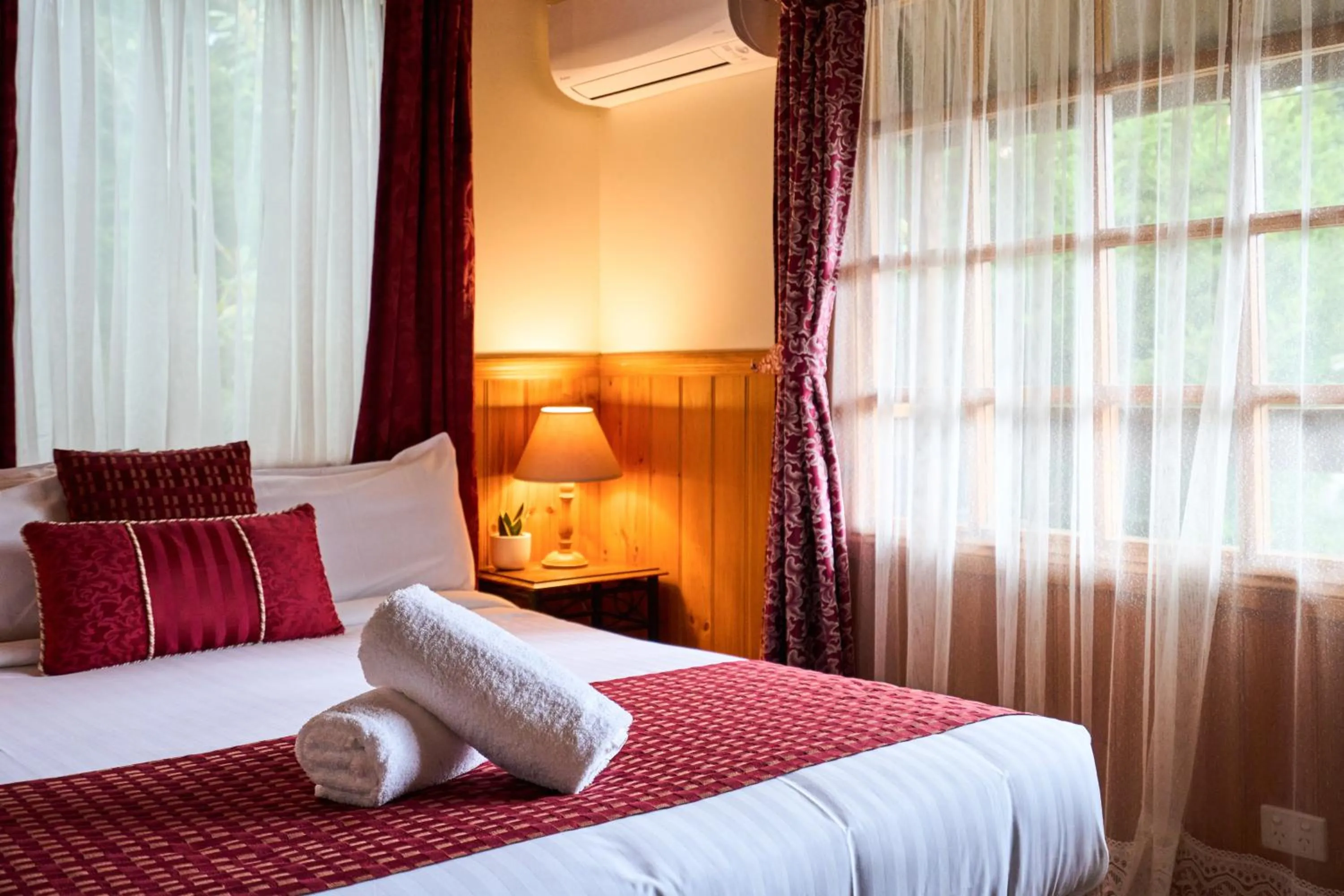 Bed in Sanctuary House Resort Motel